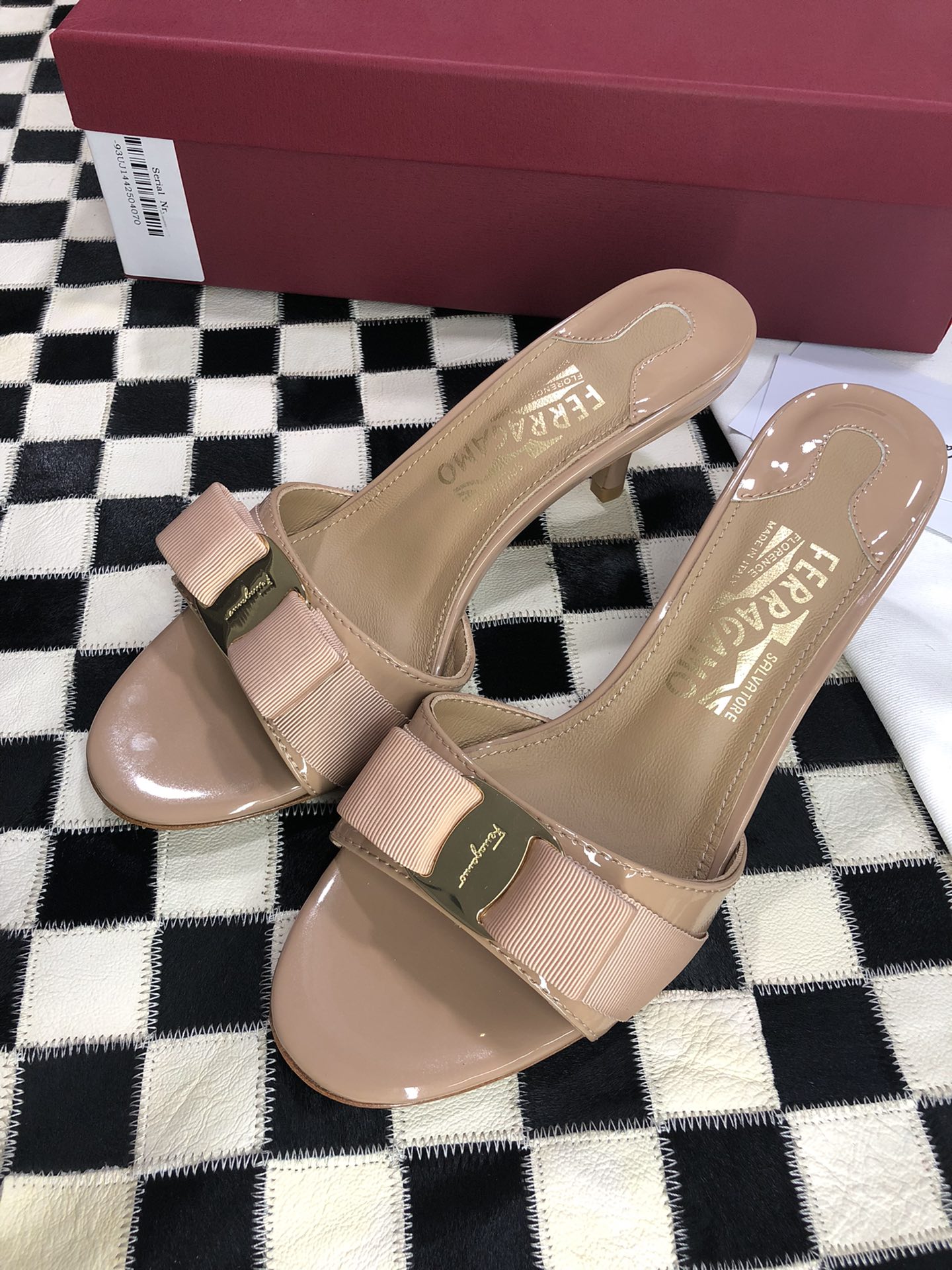 p240💰  🌿👠SF 🎉🎉 🎉🎉 salvatore Ferragamo 菲拉格慕细跟经典款拖鞋高跟凉拖✔️F家永不过时的百搭经典款✔️春夏仙女必备✔️ 🌴🌴🌴
🌱面料：牛漆皮 ➕混种羊皮内里 
🌱大底：真皮大底
🌱跟高： 5.5cm
🌱码数：34/35/36/37/38/39/40/41 （34.40.41定制不退换）
