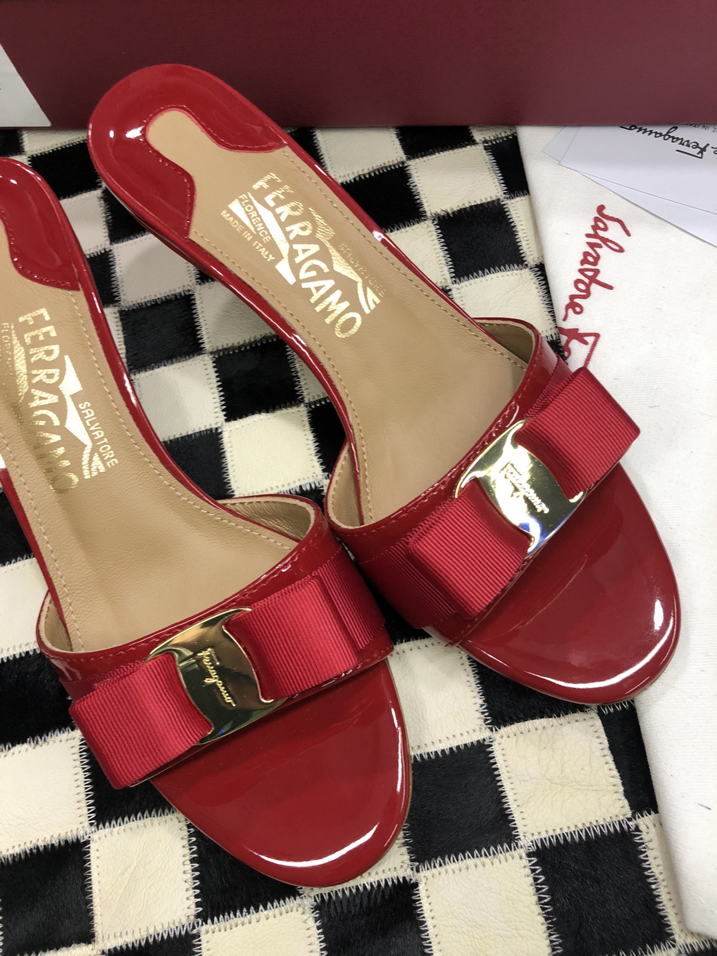 p240💰  🌿👠SF 🎉🎉 🎉🎉 salvatore Ferragamo 菲拉格慕细跟经典款拖鞋高跟凉拖✔️F家永不过时的百搭经典款✔️春夏仙女必备✔️ 🌴🌴🌴
🌱面料：牛漆皮 ➕混种羊皮内里 
🌱大底：真皮大底
🌱跟高： 5.5cm
🌱码数：34/35/36/37/38/39/40/41 （34.40.41定制不退换）