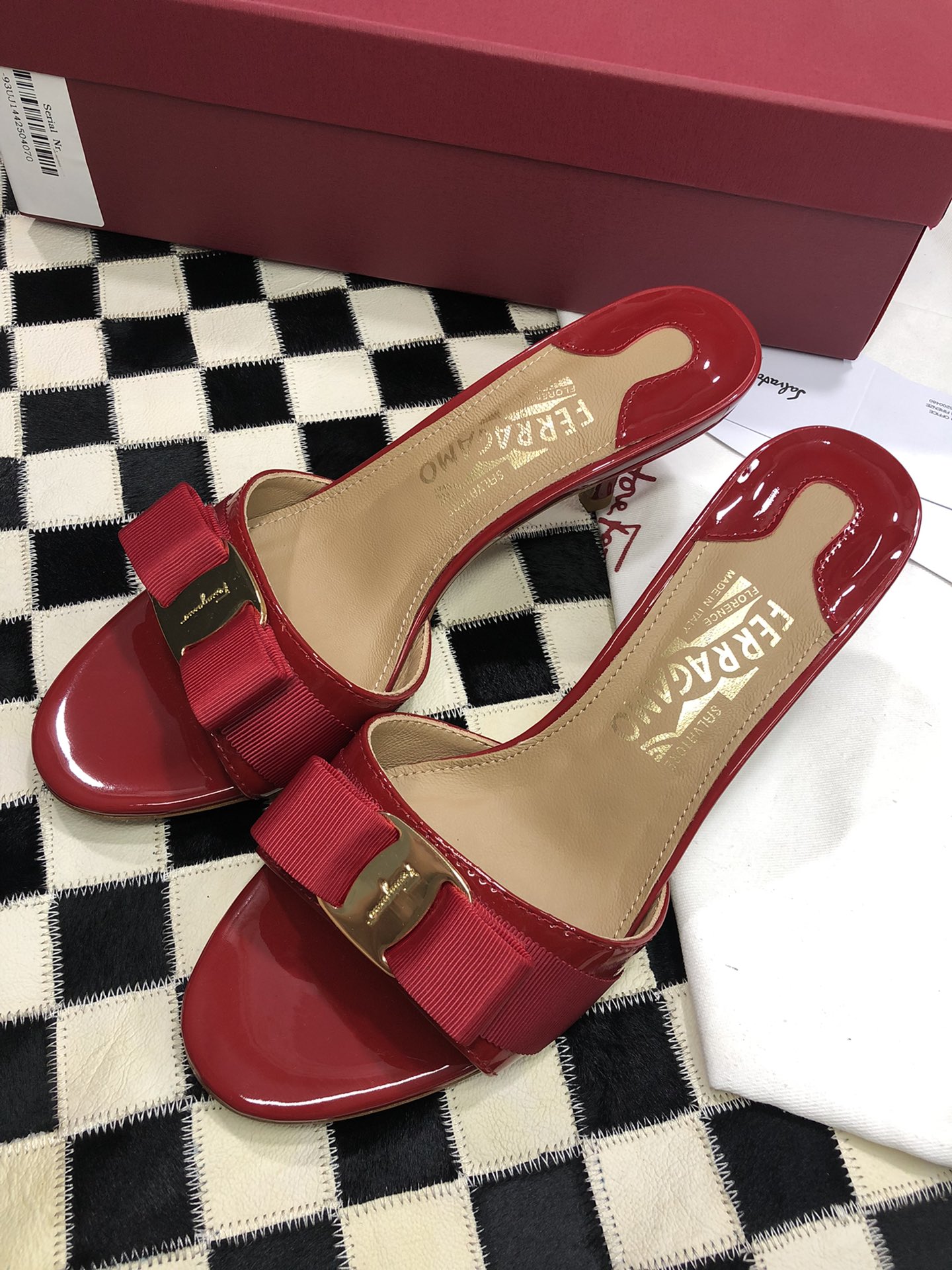 p240💰  🌿👠SF 🎉🎉 🎉🎉 salvatore Ferragamo 菲拉格慕细跟经典款拖鞋高跟凉拖✔️F家永不过时的百搭经典款✔️春夏仙女必备✔️ 🌴🌴🌴
🌱面料：牛漆皮 ➕混种羊皮内里 
🌱大底：真皮大底
🌱跟高： 5.5cm
🌱码数：34/35/36/37/38/39/40/41 （34.40.41定制不退换）