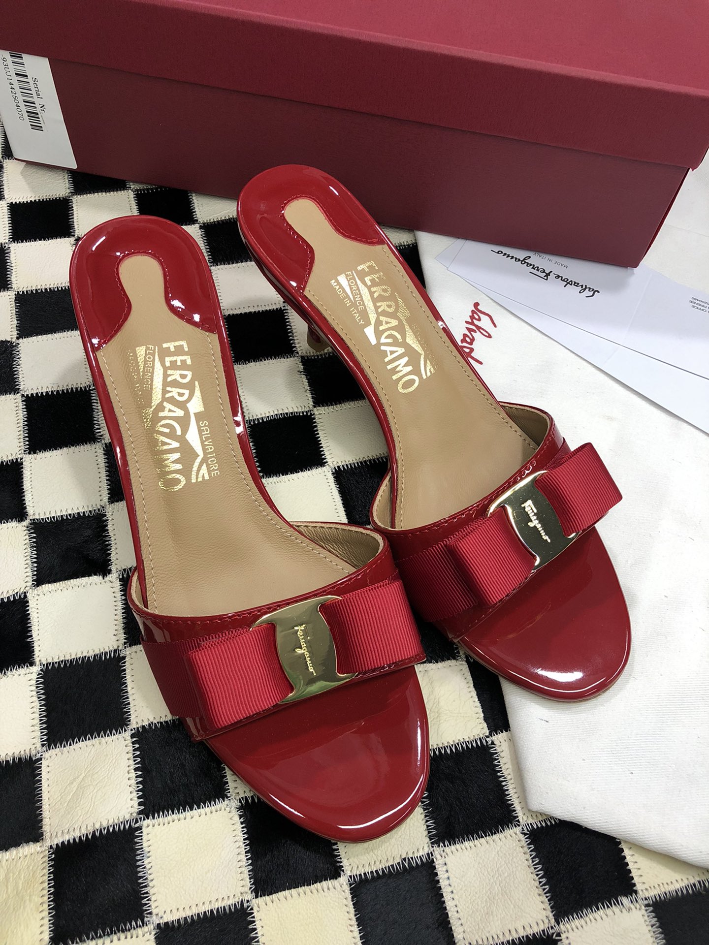 p240💰  🌿👠SF 🎉🎉 🎉🎉 salvatore Ferragamo 菲拉格慕细跟经典款拖鞋高跟凉拖✔️F家永不过时的百搭经典款✔️春夏仙女必备✔️ 🌴🌴🌴
🌱面料：牛漆皮 ➕混种羊皮内里 
🌱大底：真皮大底
🌱跟高： 5.5cm
🌱码数：34/35/36/37/38/39/40/41 （34.40.41定制不退换）