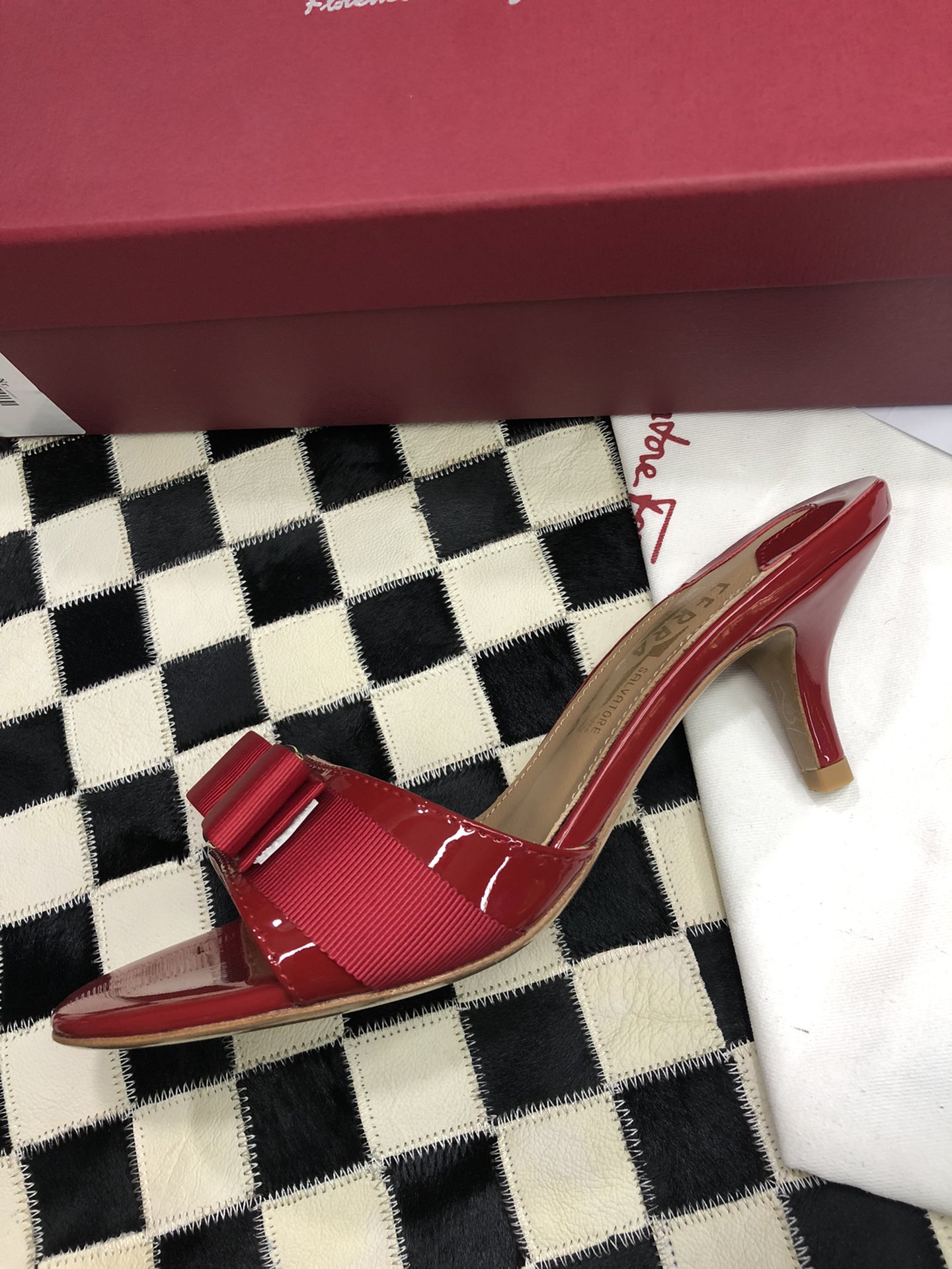 p240💰  🌿👠SF 🎉🎉 🎉🎉 salvatore Ferragamo 菲拉格慕细跟经典款拖鞋高跟凉拖✔️F家永不过时的百搭经典款✔️春夏仙女必备✔️ 🌴🌴🌴
🌱面料：牛漆皮 ➕混种羊皮内里 
🌱大底：真皮大底
🌱跟高： 5.5cm
🌱码数：34/35/36/37/38/39/40/41 （34.40.41定制不退换）