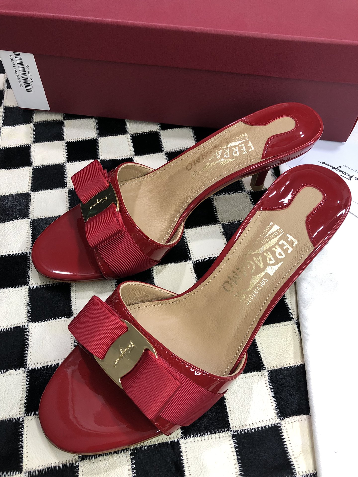 p240💰  🌿👠SF 🎉🎉 🎉🎉 salvatore Ferragamo 菲拉格慕细跟经典款拖鞋高跟凉拖✔️F家永不过时的百搭经典款✔️春夏仙女必备✔️ 🌴🌴🌴
🌱面料：牛漆皮 ➕混种羊皮内里 
🌱大底：真皮大底
🌱跟高： 5.5cm
🌱码数：34/35/36/37/38/39/40/41 （34.40.41定制不退换）