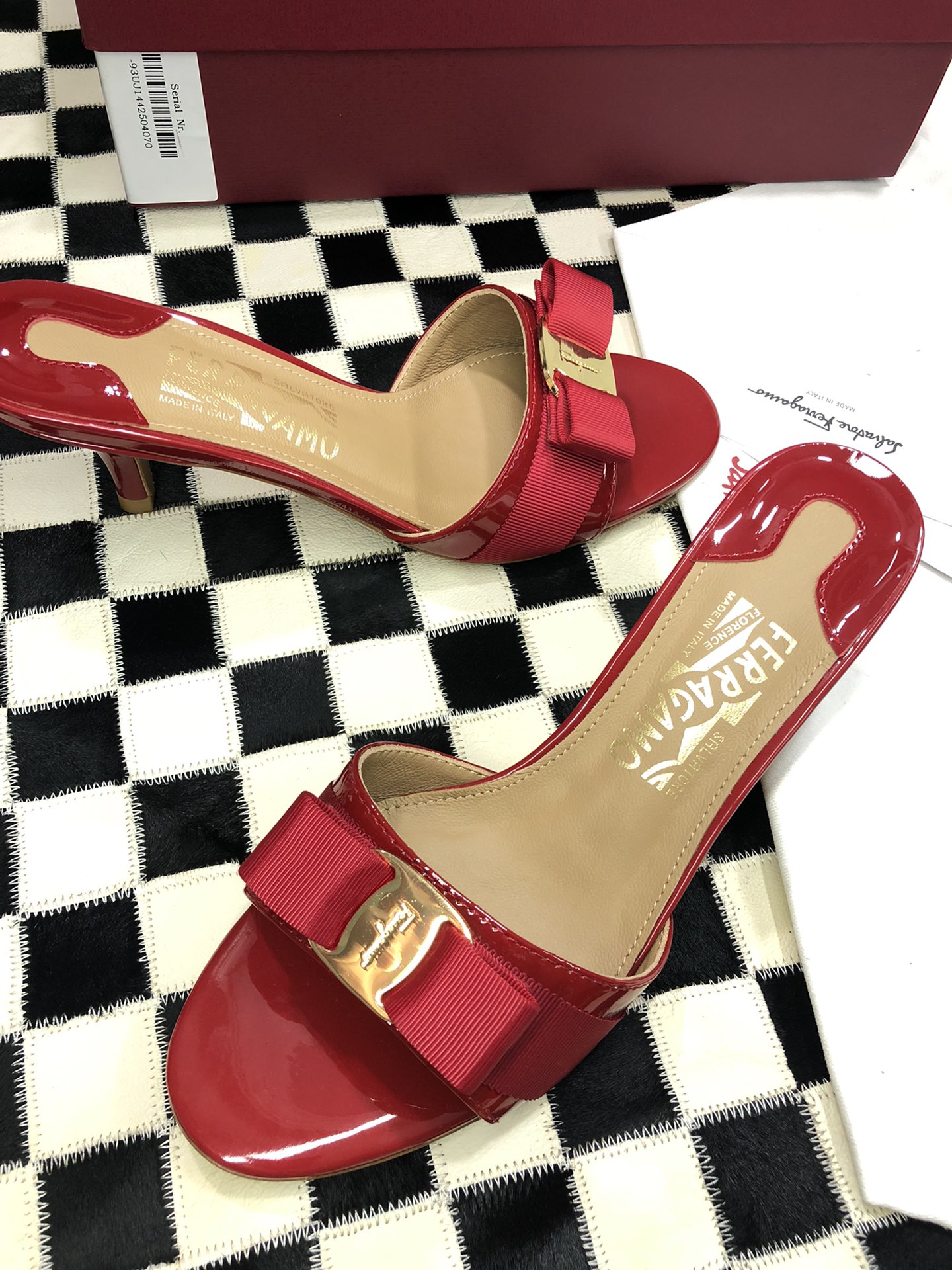 p240💰  🌿👠SF 🎉🎉 🎉🎉 salvatore Ferragamo 菲拉格慕细跟经典款拖鞋高跟凉拖✔️F家永不过时的百搭经典款✔️春夏仙女必备✔️ 🌴🌴🌴
🌱面料：牛漆皮 ➕混种羊皮内里 
🌱大底：真皮大底
🌱跟高： 5.5cm
🌱码数：34/35/36/37/38/39/40/41 （34.40.41定制不退换）