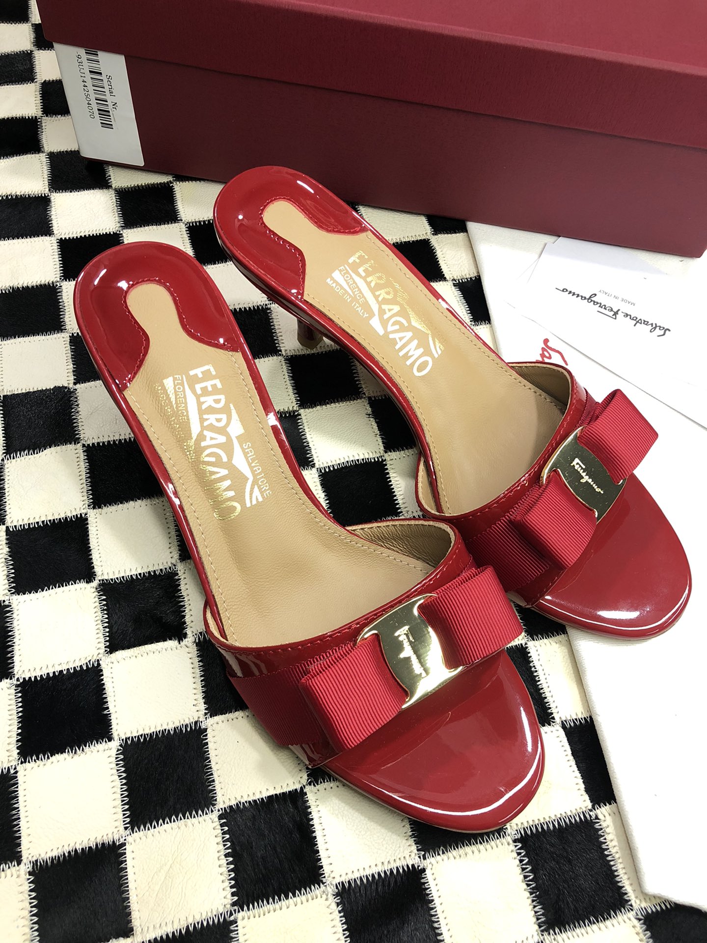 p240💰  🌿👠SF 🎉🎉 🎉🎉 salvatore Ferragamo 菲拉格慕细跟经典款拖鞋高跟凉拖✔️F家永不过时的百搭经典款✔️春夏仙女必备✔️ 🌴🌴🌴
🌱面料：牛漆皮 ➕混种羊皮内里 
🌱大底：真皮大底
🌱跟高： 5.5cm
🌱码数：34/35/36/37/38/39/40/41 （34.40.41定制不退换）