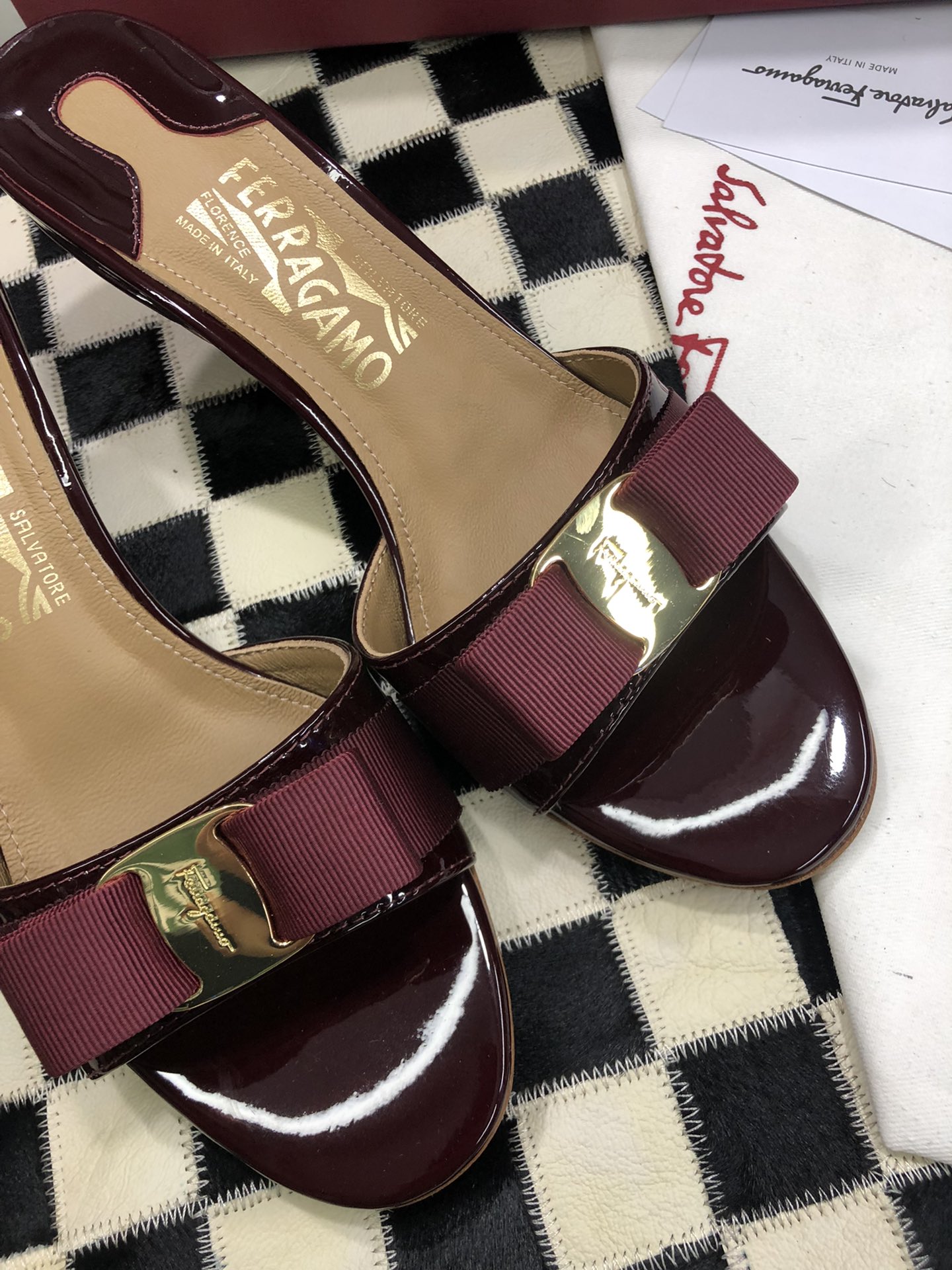 p240💰  🌿👠SF 🎉🎉 🎉🎉 salvatore Ferragamo 菲拉格慕细跟经典款拖鞋高跟凉拖✔️F家永不过时的百搭经典款✔️春夏仙女必备✔️ 🌴🌴🌴
🌱面料：牛漆皮 ➕混种羊皮内里 
🌱大底：真皮大底
🌱跟高： 5.5cm
🌱码数：34/35/36/37/38/39/40/41 （34.40.41定制不退换）