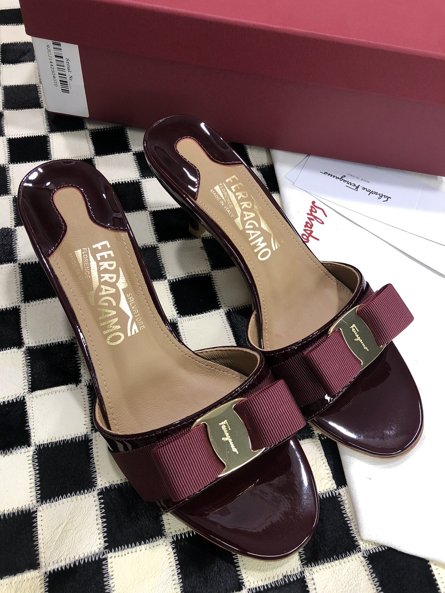 p240💰  🌿👠SF 🎉🎉 🎉🎉 salvatore Ferragamo 菲拉格慕细跟经典款拖鞋高跟凉拖✔️F家永不过时的百搭经典款✔️春夏仙女必备✔️ 🌴🌴🌴
🌱面料：牛漆皮 ➕混种羊皮内里 
🌱大底：真皮大底
🌱跟高： 5.5cm
🌱码数：34/35/36/37/38/39/40/41 （34.40.41定制不退换）