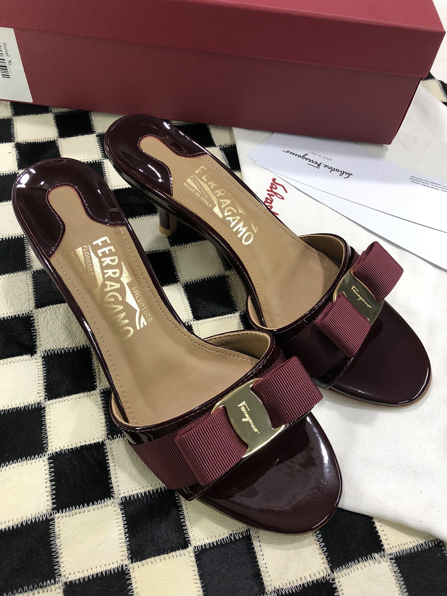 p240💰  🌿👠SF 🎉🎉 🎉🎉 salvatore Ferragamo 菲拉格慕细跟经典款拖鞋高跟凉拖✔️F家永不过时的百搭经典款✔️春夏仙女必备✔️ 🌴🌴🌴
🌱面料：牛漆皮 ➕混种羊皮内里 
🌱大底：真皮大底
🌱跟高： 5.5cm
🌱码数：34/35/36/37/38/39/40/41 （34.40.41定制不退换）
