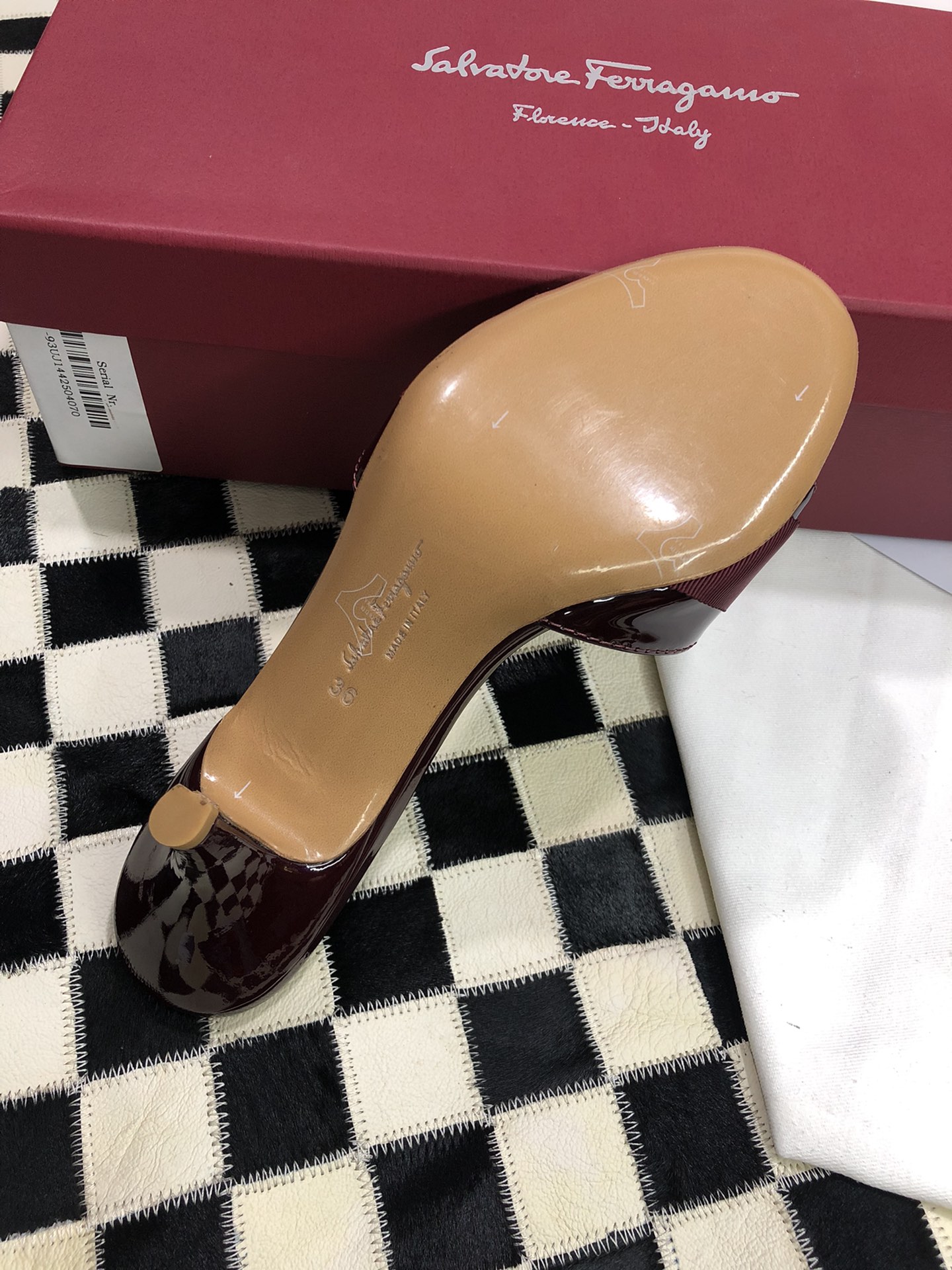 p240💰  🌿👠SF 🎉🎉 🎉🎉 salvatore Ferragamo 菲拉格慕细跟经典款拖鞋高跟凉拖✔️F家永不过时的百搭经典款✔️春夏仙女必备✔️ 🌴🌴🌴
🌱面料：牛漆皮 ➕混种羊皮内里 
🌱大底：真皮大底
🌱跟高： 5.5cm
🌱码数：34/35/36/37/38/39/40/41 （34.40.41定制不退换）
