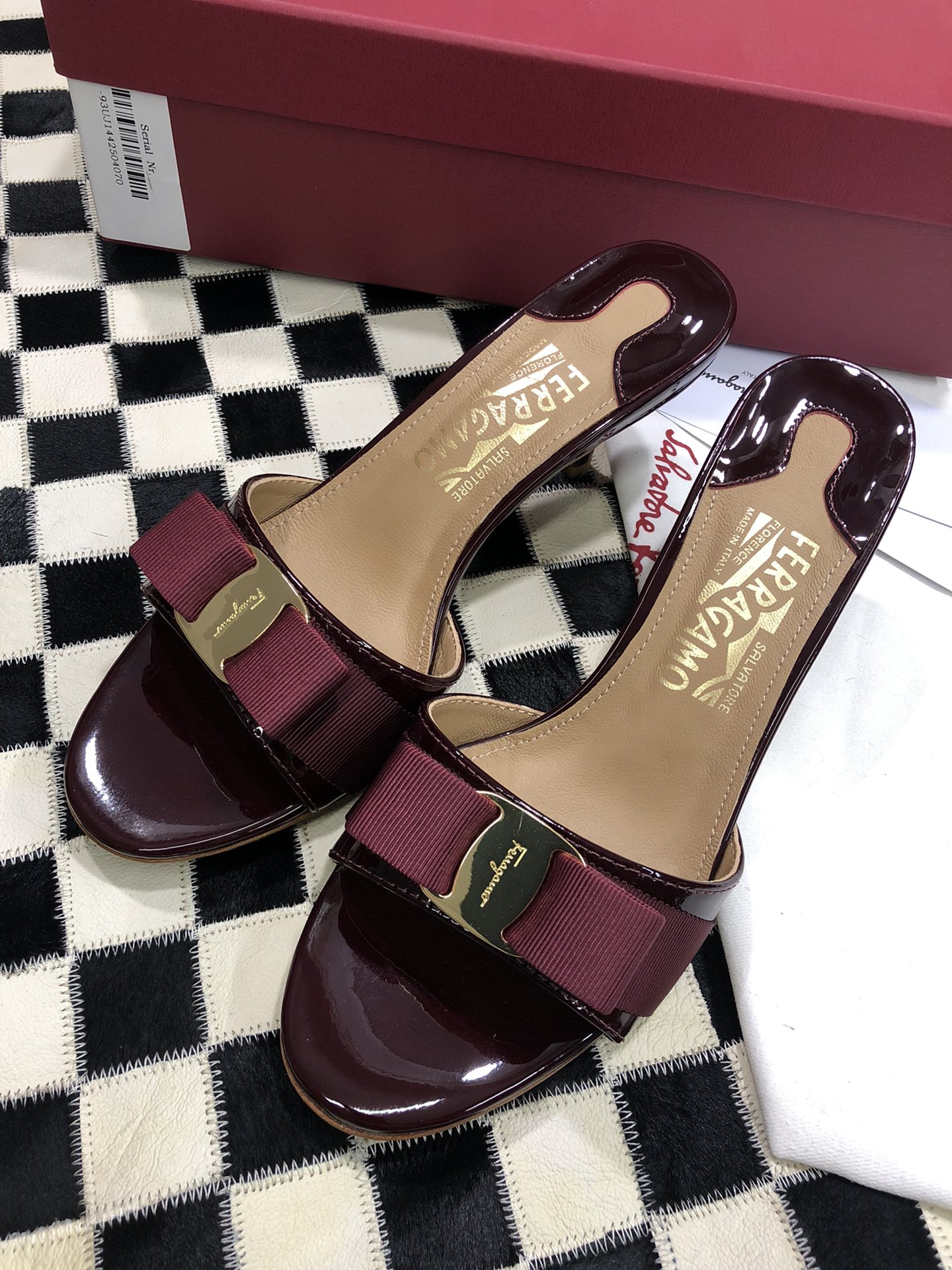p240💰  🌿👠SF 🎉🎉 🎉🎉 salvatore Ferragamo 菲拉格慕细跟经典款拖鞋高跟凉拖✔️F家永不过时的百搭经典款✔️春夏仙女必备✔️ 🌴🌴🌴
🌱面料：牛漆皮 ➕混种羊皮内里 
🌱大底：真皮大底
🌱跟高： 5.5cm
🌱码数：34/35/36/37/38/39/40/41 （34.40.41定制不退换）