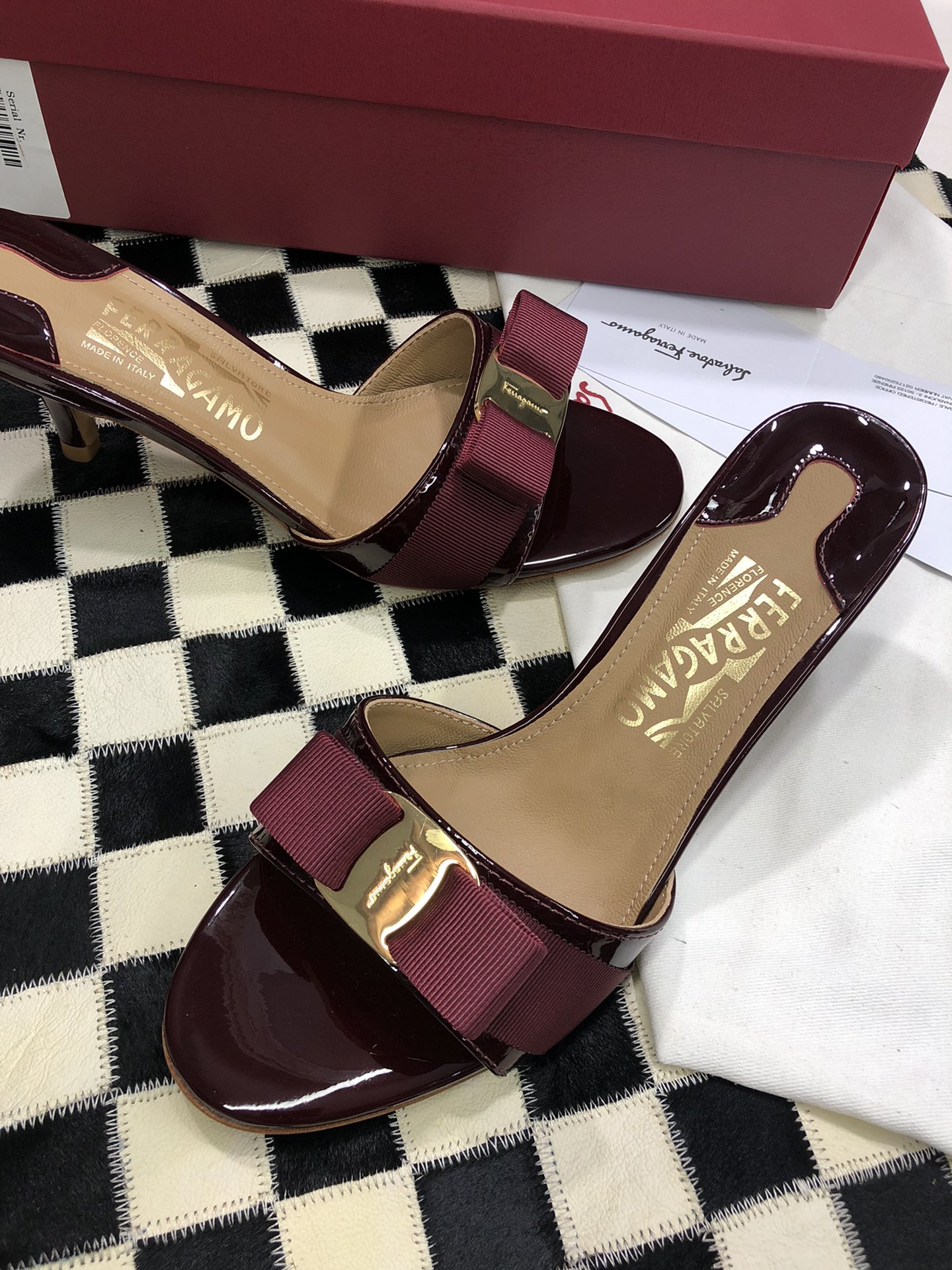 p240💰  🌿👠SF 🎉🎉 🎉🎉 salvatore Ferragamo 菲拉格慕细跟经典款拖鞋高跟凉拖✔️F家永不过时的百搭经典款✔️春夏仙女必备✔️ 🌴🌴🌴
🌱面料：牛漆皮 ➕混种羊皮内里 
🌱大底：真皮大底
🌱跟高： 5.5cm
🌱码数：34/35/36/37/38/39/40/41 （34.40.41定制不退换）