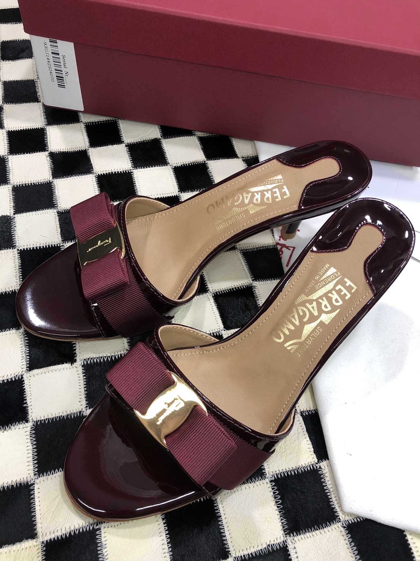p240💰  🌿👠SF 🎉🎉 🎉🎉 salvatore Ferragamo 菲拉格慕细跟经典款拖鞋高跟凉拖✔️F家永不过时的百搭经典款✔️春夏仙女必备✔️ 🌴🌴🌴
🌱面料：牛漆皮 ➕混种羊皮内里 
🌱大底：真皮大底
🌱跟高： 5.5cm
🌱码数：34/35/36/37/38/39/40/41 （34.40.41定制不退换）