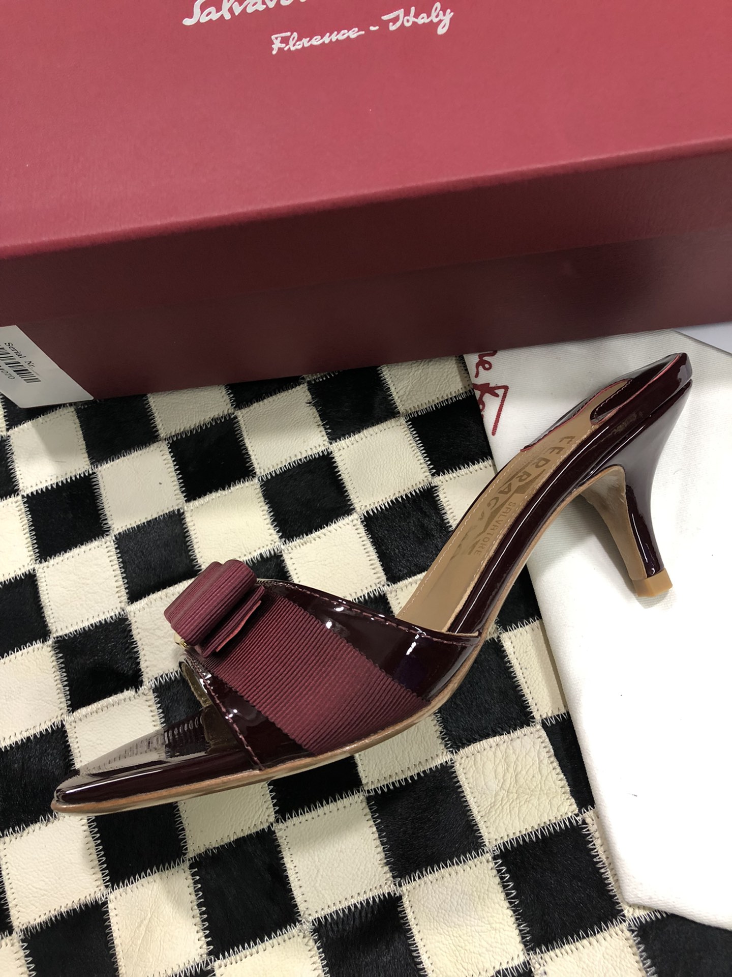 p240💰  🌿👠SF 🎉🎉 🎉🎉 salvatore Ferragamo 菲拉格慕细跟经典款拖鞋高跟凉拖✔️F家永不过时的百搭经典款✔️春夏仙女必备✔️ 🌴🌴🌴
🌱面料：牛漆皮 ➕混种羊皮内里 
🌱大底：真皮大底
🌱跟高： 5.5cm
🌱码数：34/35/36/37/38/39/40/41 （34.40.41定制不退换）