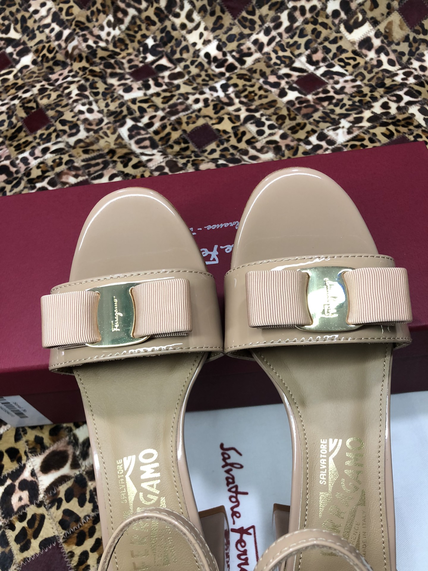 p250💰 👠👠👠👠SF 🎉🎉 🎉🎉 salvatore Ferragamo 菲拉格慕经典款一字带粗跟凉鞋✔️气质满满，超级显白✔️ 完美复刻！✔️你值得拥有 🌴🌴🌴
🌱面料：牛漆皮 ➕混种羊皮内里 
🌱大底：真皮大底
🌱跟高： 5.5cm
🌱码数：34/35/36/37/38/39/40/41 （34.40.41定制不退换）