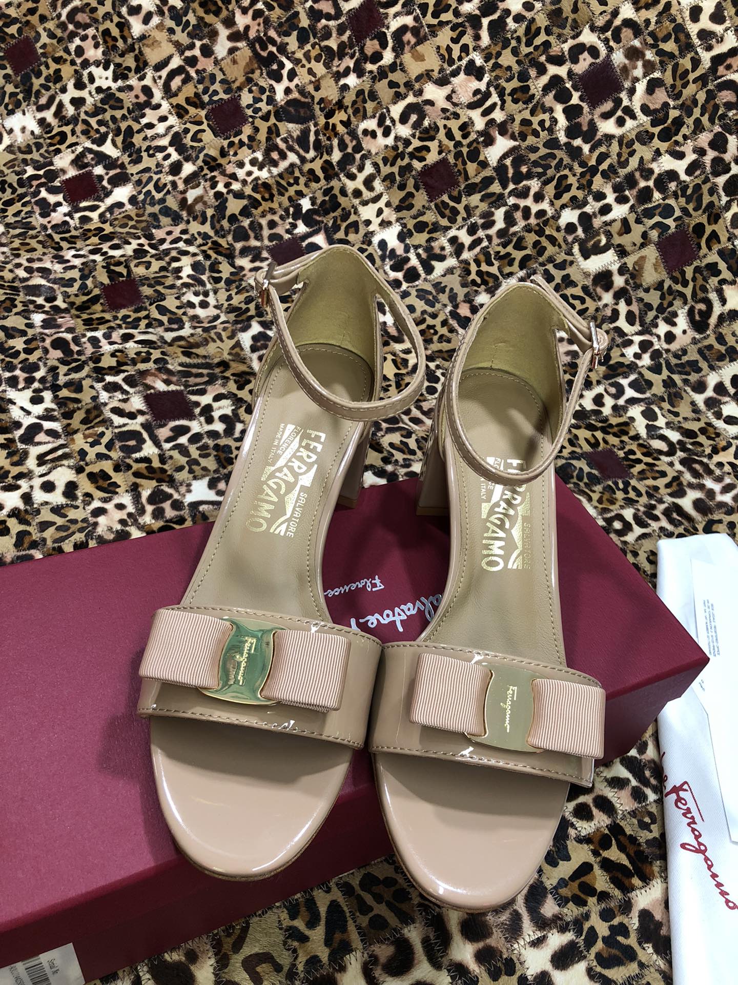 p250💰 👠👠👠👠SF 🎉🎉 🎉🎉 salvatore Ferragamo 菲拉格慕经典款一字带粗跟凉鞋✔️气质满满，超级显白✔️ 完美复刻！✔️你值得拥有 🌴🌴🌴
🌱面料：牛漆皮 ➕混种羊皮内里 
🌱大底：真皮大底
🌱跟高： 5.5cm
🌱码数：34/35/36/37/38/39/40/41 （34.40.41定制不退换）