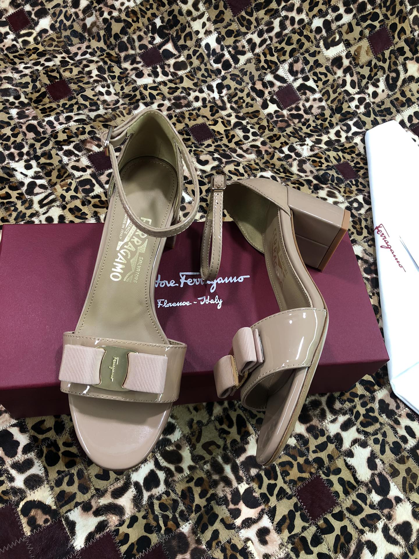 p250💰 👠👠👠👠SF 🎉🎉 🎉🎉 salvatore Ferragamo 菲拉格慕经典款一字带粗跟凉鞋✔️气质满满，超级显白✔️ 完美复刻！✔️你值得拥有 🌴🌴🌴
🌱面料：牛漆皮 ➕混种羊皮内里 
🌱大底：真皮大底
🌱跟高： 5.5cm
🌱码数：34/35/36/37/38/39/40/41 （34.40.41定制不退换）
