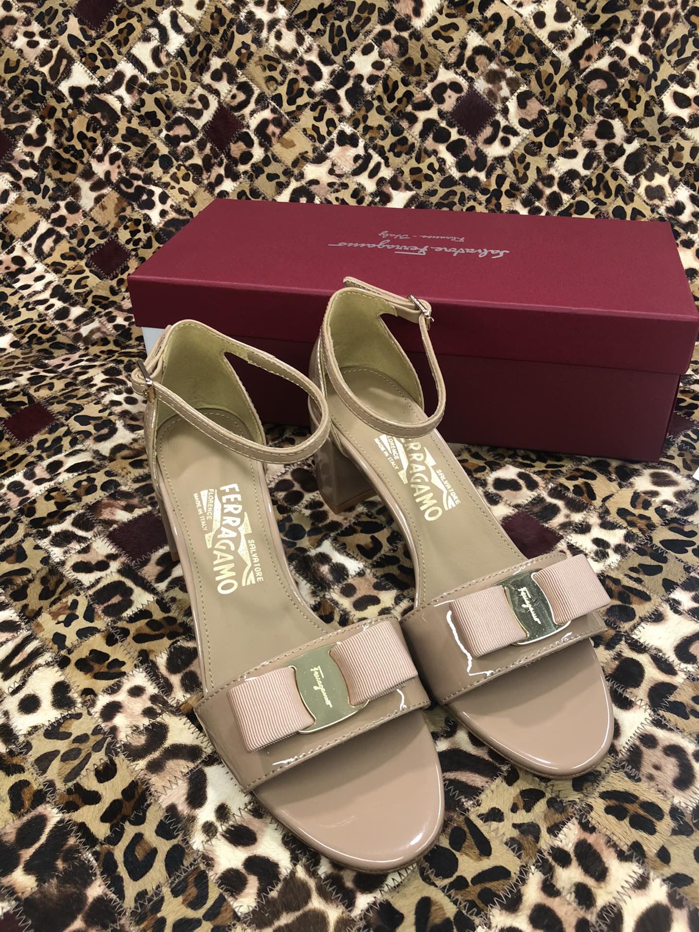p250💰 👠👠👠👠SF 🎉🎉 🎉🎉 salvatore Ferragamo 菲拉格慕经典款一字带粗跟凉鞋✔️气质满满，超级显白✔️ 完美复刻！✔️你值得拥有 🌴🌴🌴
🌱面料：牛漆皮 ➕混种羊皮内里 
🌱大底：真皮大底
🌱跟高： 5.5cm
🌱码数：34/35/36/37/38/39/40/41 （34.40.41定制不退换）
