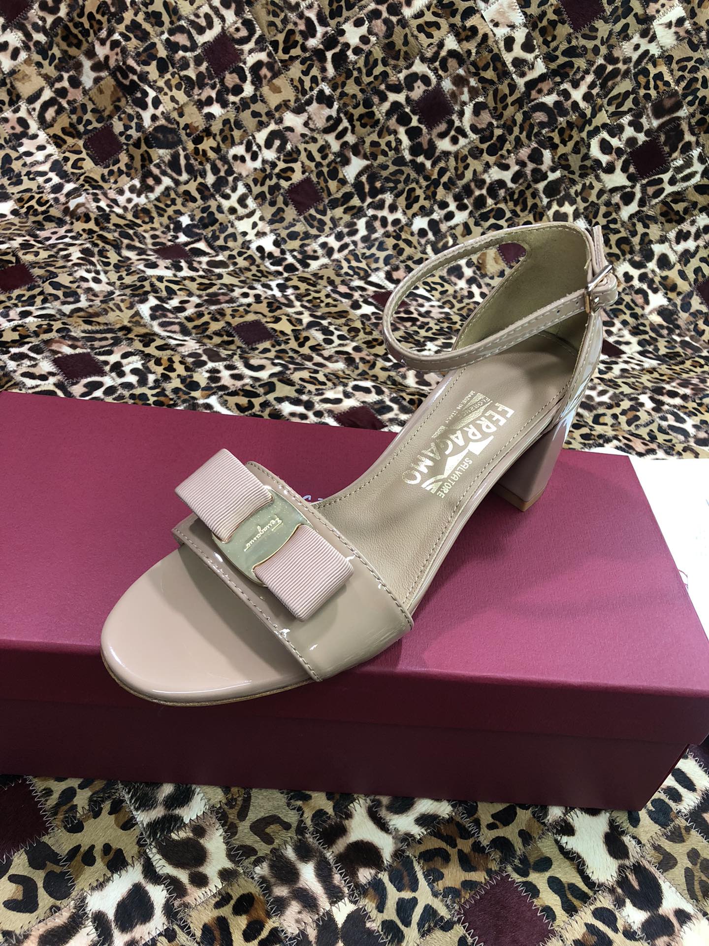 p250💰 👠👠👠👠SF 🎉🎉 🎉🎉 salvatore Ferragamo 菲拉格慕经典款一字带粗跟凉鞋✔️气质满满，超级显白✔️ 完美复刻！✔️你值得拥有 🌴🌴🌴
🌱面料：牛漆皮 ➕混种羊皮内里 
🌱大底：真皮大底
🌱跟高： 5.5cm
🌱码数：34/35/36/37/38/39/40/41 （34.40.41定制不退换）