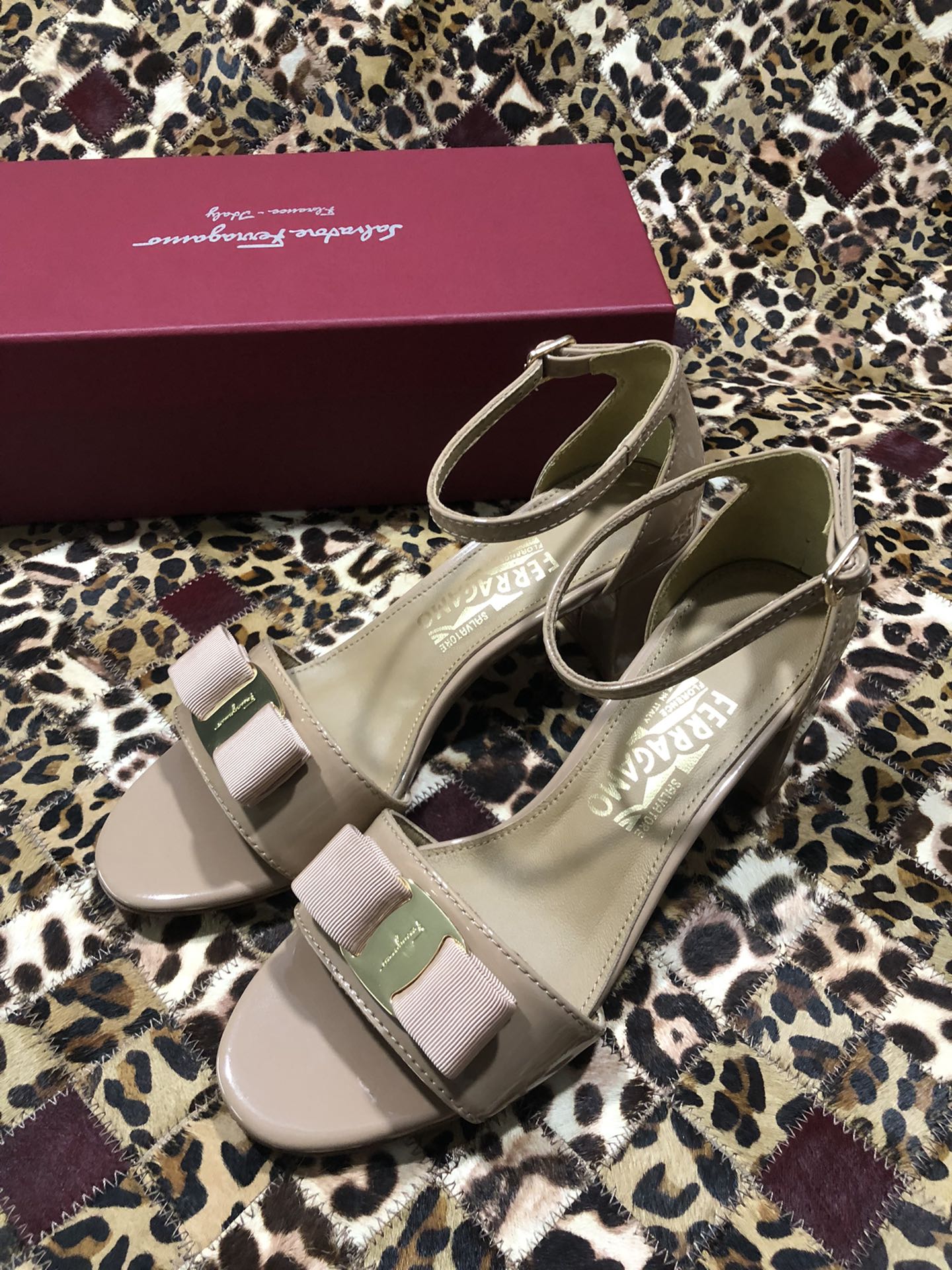 p250💰 👠👠👠👠SF 🎉🎉 🎉🎉 salvatore Ferragamo 菲拉格慕经典款一字带粗跟凉鞋✔️气质满满，超级显白✔️ 完美复刻！✔️你值得拥有 🌴🌴🌴
🌱面料：牛漆皮 ➕混种羊皮内里 
🌱大底：真皮大底
🌱跟高： 5.5cm
🌱码数：34/35/36/37/38/39/40/41 （34.40.41定制不退换）