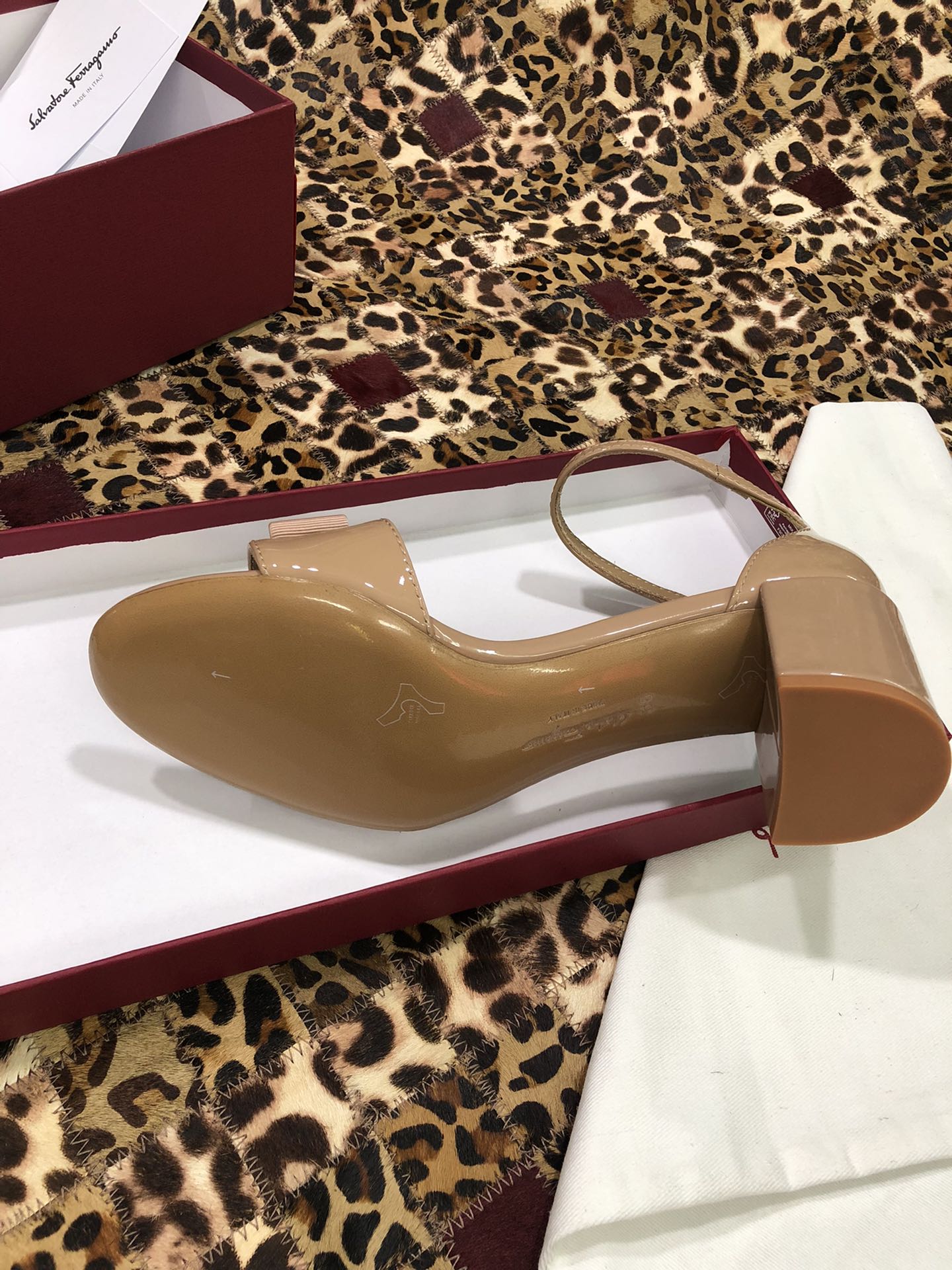 p250💰 👠👠👠👠SF 🎉🎉 🎉🎉 salvatore Ferragamo 菲拉格慕经典款一字带粗跟凉鞋✔️气质满满，超级显白✔️ 完美复刻！✔️你值得拥有 🌴🌴🌴
🌱面料：牛漆皮 ➕混种羊皮内里 
🌱大底：真皮大底
🌱跟高： 5.5cm
🌱码数：34/35/36/37/38/39/40/41 （34.40.41定制不退换）