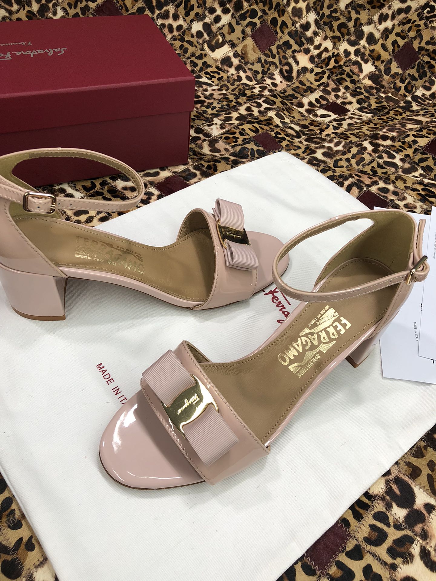 p250💰 👠👠👠👠SF 🎉🎉 🎉🎉 salvatore Ferragamo 菲拉格慕经典款一字带粗跟凉鞋✔️气质满满，超级显白✔️ 完美复刻！✔️你值得拥有 🌴🌴🌴
🌱面料：牛漆皮 ➕混种羊皮内里 
🌱大底：真皮大底
🌱跟高： 5.5cm
🌱码数：34/35/36/37/38/39/40/41 （34.40.41定制不退换）