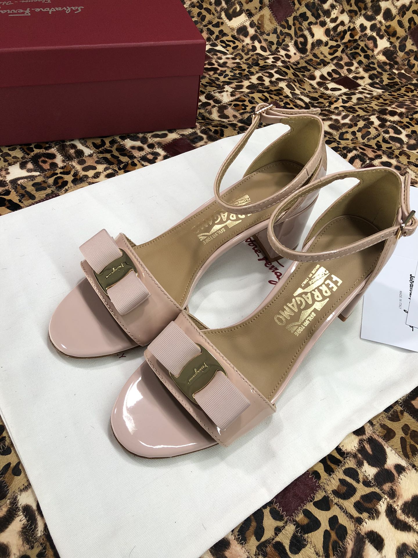 p250💰 👠👠👠👠SF 🎉🎉 🎉🎉 salvatore Ferragamo 菲拉格慕经典款一字带粗跟凉鞋✔️气质满满，超级显白✔️ 完美复刻！✔️你值得拥有 🌴🌴🌴
🌱面料：牛漆皮 ➕混种羊皮内里 
🌱大底：真皮大底
🌱跟高： 5.5cm
🌱码数：34/35/36/37/38/39/40/41 （34.40.41定制不退换）