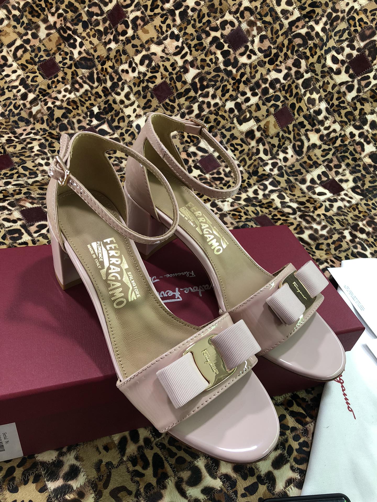 p250💰 👠👠👠👠SF 🎉🎉 🎉🎉 salvatore Ferragamo 菲拉格慕经典款一字带粗跟凉鞋✔️气质满满，超级显白✔️ 完美复刻！✔️你值得拥有 🌴🌴🌴
🌱面料：牛漆皮 ➕混种羊皮内里 
🌱大底：真皮大底
🌱跟高： 5.5cm
🌱码数：34/35/36/37/38/39/40/41 （34.40.41定制不退换）