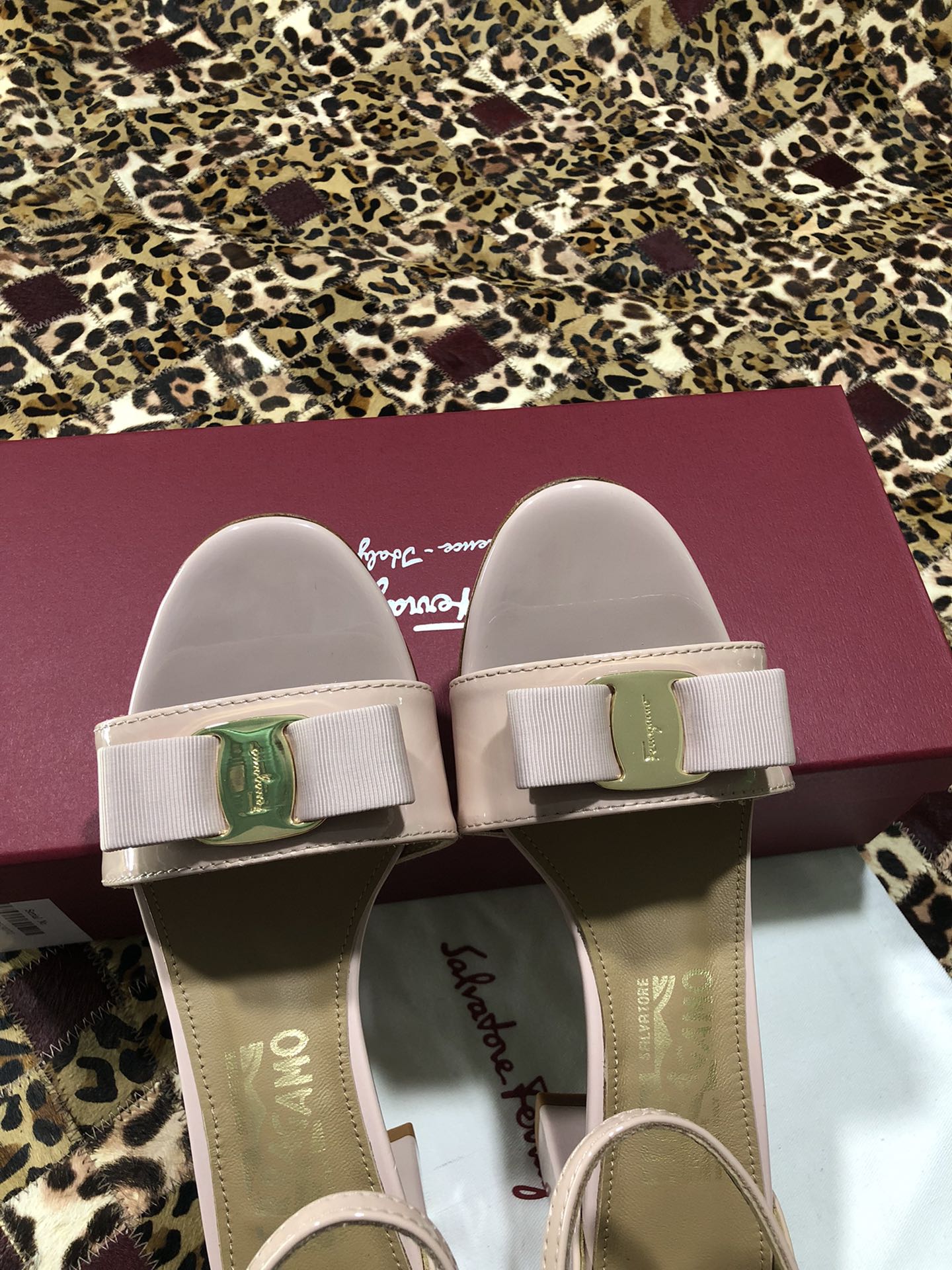 p250💰 👠👠👠👠SF 🎉🎉 🎉🎉 salvatore Ferragamo 菲拉格慕经典款一字带粗跟凉鞋✔️气质满满，超级显白✔️ 完美复刻！✔️你值得拥有 🌴🌴🌴
🌱面料：牛漆皮 ➕混种羊皮内里 
🌱大底：真皮大底
🌱跟高： 5.5cm
🌱码数：34/35/36/37/38/39/40/41 （34.40.41定制不退换）
