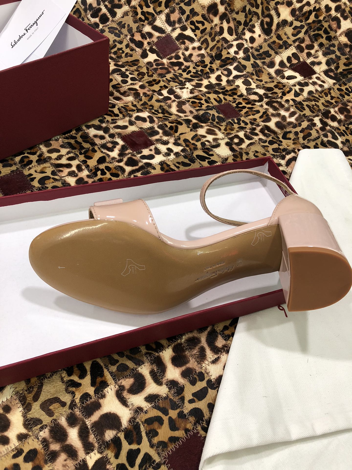 p250💰 👠👠👠👠SF 🎉🎉 🎉🎉 salvatore Ferragamo 菲拉格慕经典款一字带粗跟凉鞋✔️气质满满，超级显白✔️ 完美复刻！✔️你值得拥有 🌴🌴🌴
🌱面料：牛漆皮 ➕混种羊皮内里 
🌱大底：真皮大底
🌱跟高： 5.5cm
🌱码数：34/35/36/37/38/39/40/41 （34.40.41定制不退换）