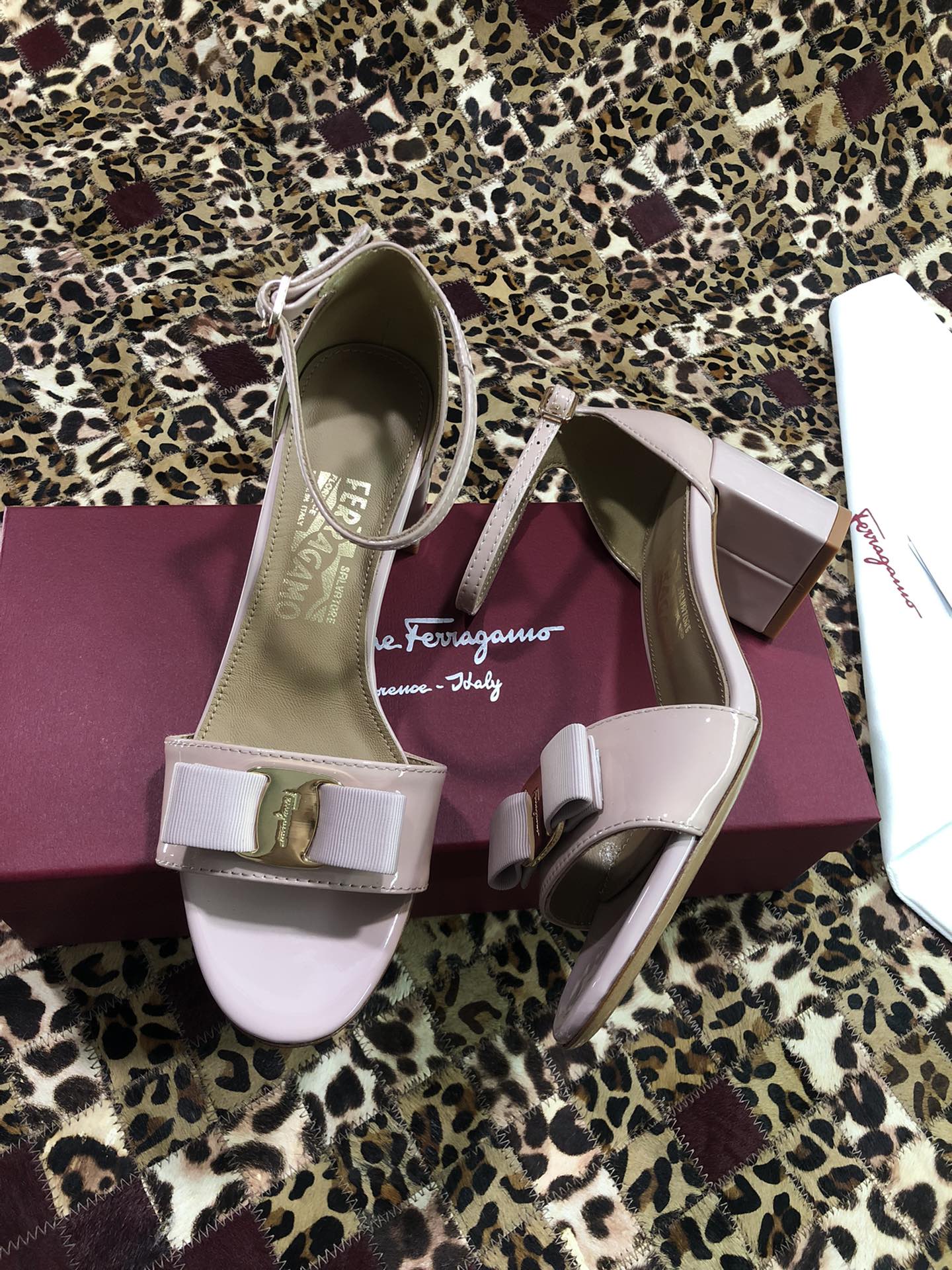 p250💰 👠👠👠👠SF 🎉🎉 🎉🎉 salvatore Ferragamo 菲拉格慕经典款一字带粗跟凉鞋✔️气质满满，超级显白✔️ 完美复刻！✔️你值得拥有 🌴🌴🌴
🌱面料：牛漆皮 ➕混种羊皮内里 
🌱大底：真皮大底
🌱跟高： 5.5cm
🌱码数：34/35/36/37/38/39/40/41 （34.40.41定制不退换）