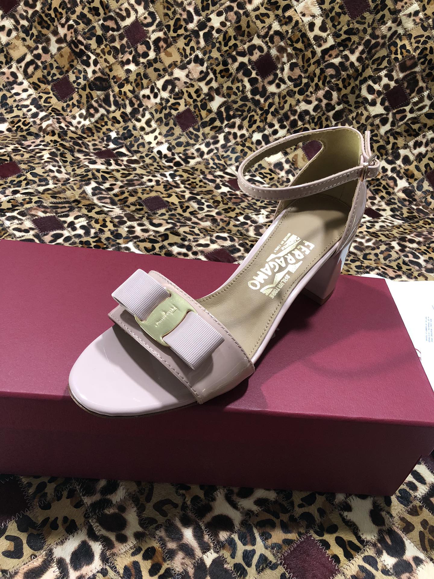 p250💰 👠👠👠👠SF 🎉🎉 🎉🎉 salvatore Ferragamo 菲拉格慕经典款一字带粗跟凉鞋✔️气质满满，超级显白✔️ 完美复刻！✔️你值得拥有 🌴🌴🌴
🌱面料：牛漆皮 ➕混种羊皮内里 
🌱大底：真皮大底
🌱跟高： 5.5cm
🌱码数：34/35/36/37/38/39/40/41 （34.40.41定制不退换）