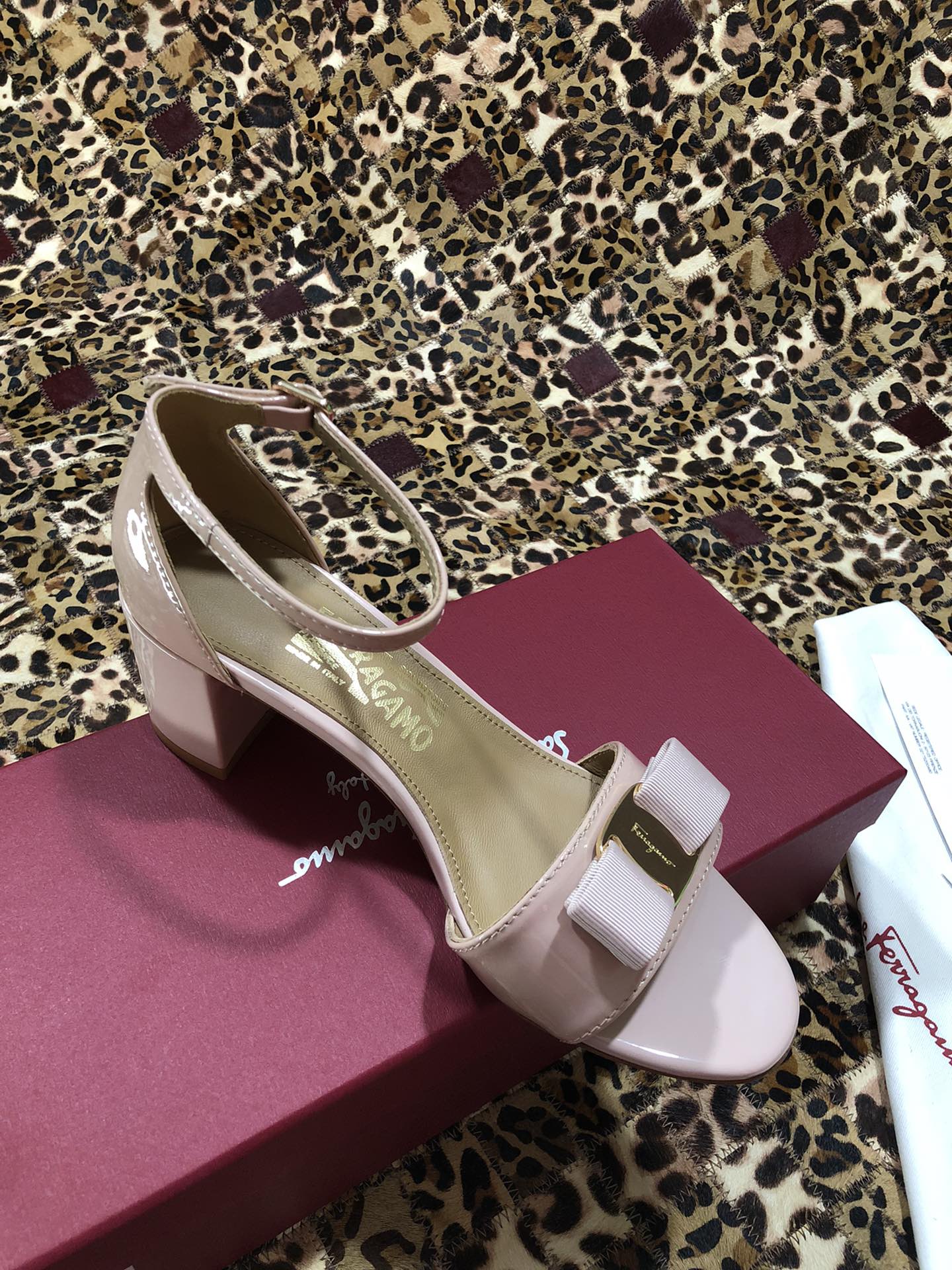 p250💰 👠👠👠👠SF 🎉🎉 🎉🎉 salvatore Ferragamo 菲拉格慕经典款一字带粗跟凉鞋✔️气质满满，超级显白✔️ 完美复刻！✔️你值得拥有 🌴🌴🌴
🌱面料：牛漆皮 ➕混种羊皮内里 
🌱大底：真皮大底
🌱跟高： 5.5cm
🌱码数：34/35/36/37/38/39/40/41 （34.40.41定制不退换）