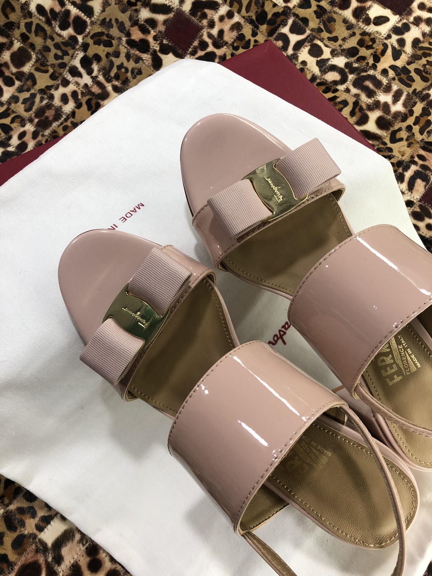 p250💰 👠👠👠👠SF 🎉🎉 🎉🎉 salvatore Ferragamo 菲拉格慕春夏款蝴蝶结一字带双带中粗跟凉鞋 ✔️这个夏天最抢眼的凉鞋，一字带加上经典缎带蝴蝶结，优雅显气质✔️踝带和粗跟设计可带来舒适的穿着体验。时尚而百搭，利落裤装和飘逸裙装均可轻松驾驭。 
🌱面料：牛漆皮 ➕混种羊皮内里 
🌱大底：真皮大底
🌱跟高： 5.5cm
🌱码数：34/35/36/37/38/39/40/41 （34.40.41定制不退换）