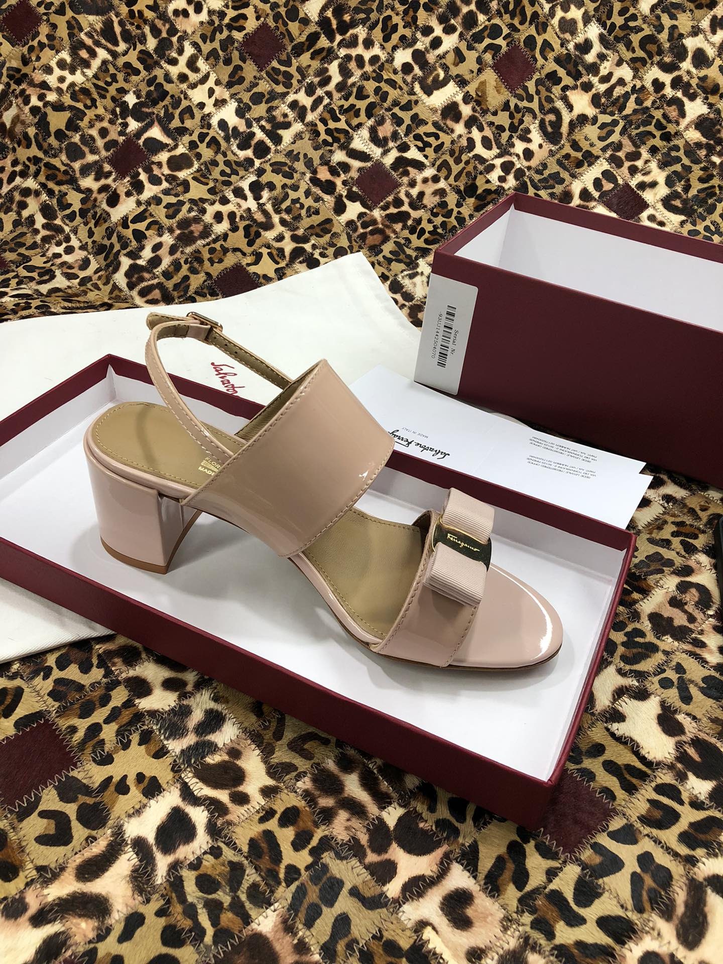 p250💰 👠👠👠👠SF 🎉🎉 🎉🎉 salvatore Ferragamo 菲拉格慕春夏款蝴蝶结一字带双带中粗跟凉鞋 ✔️这个夏天最抢眼的凉鞋，一字带加上经典缎带蝴蝶结，优雅显气质✔️踝带和粗跟设计可带来舒适的穿着体验。时尚而百搭，利落裤装和飘逸裙装均可轻松驾驭。 
🌱面料：牛漆皮 ➕混种羊皮内里 
🌱大底：真皮大底
🌱跟高： 5.5cm
🌱码数：34/35/36/37/38/39/40/41 （34.40.41定制不退换）