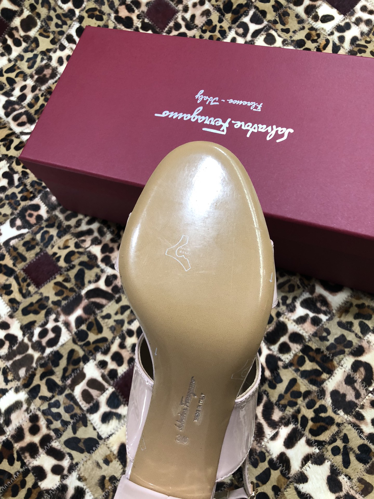 p250💰 👠👠👠👠SF 🎉🎉 🎉🎉 salvatore Ferragamo 菲拉格慕春夏款蝴蝶结一字带双带中粗跟凉鞋 ✔️这个夏天最抢眼的凉鞋，一字带加上经典缎带蝴蝶结，优雅显气质✔️踝带和粗跟设计可带来舒适的穿着体验。时尚而百搭，利落裤装和飘逸裙装均可轻松驾驭。 
🌱面料：牛漆皮 ➕混种羊皮内里 
🌱大底：真皮大底
🌱跟高： 5.5cm
🌱码数：34/35/36/37/38/39/40/41 （34.40.41定制不退换）