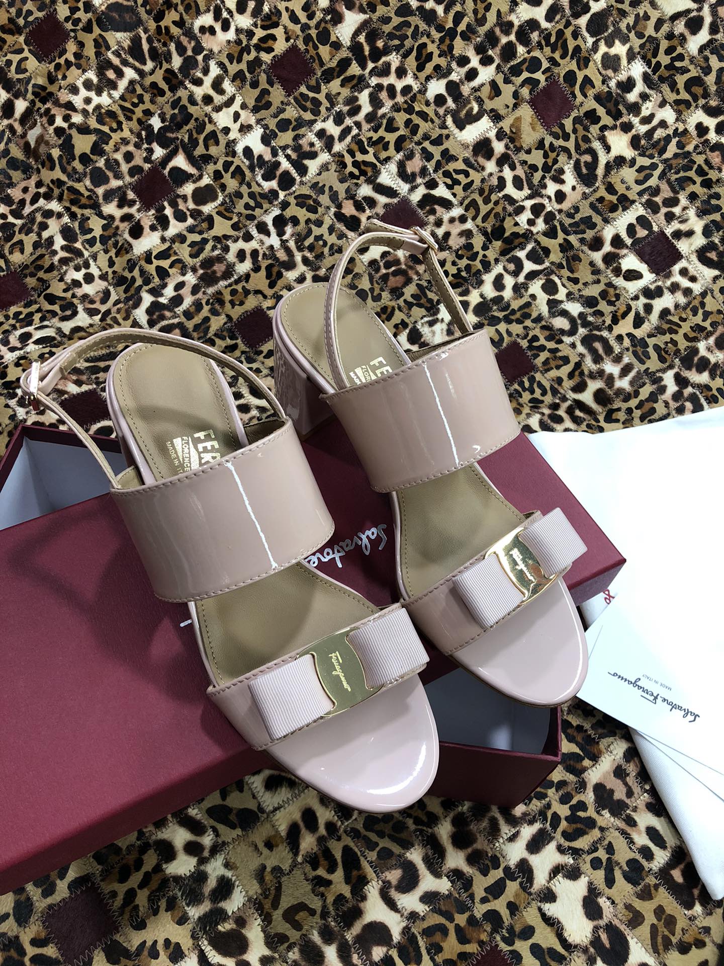 p250💰 👠👠👠👠SF 🎉🎉 🎉🎉 salvatore Ferragamo 菲拉格慕春夏款蝴蝶结一字带双带中粗跟凉鞋 ✔️这个夏天最抢眼的凉鞋，一字带加上经典缎带蝴蝶结，优雅显气质✔️踝带和粗跟设计可带来舒适的穿着体验。时尚而百搭，利落裤装和飘逸裙装均可轻松驾驭。 
🌱面料：牛漆皮 ➕混种羊皮内里 
🌱大底：真皮大底
🌱跟高： 5.5cm
🌱码数：34/35/36/37/38/39/40/41 （34.40.41定制不退换）