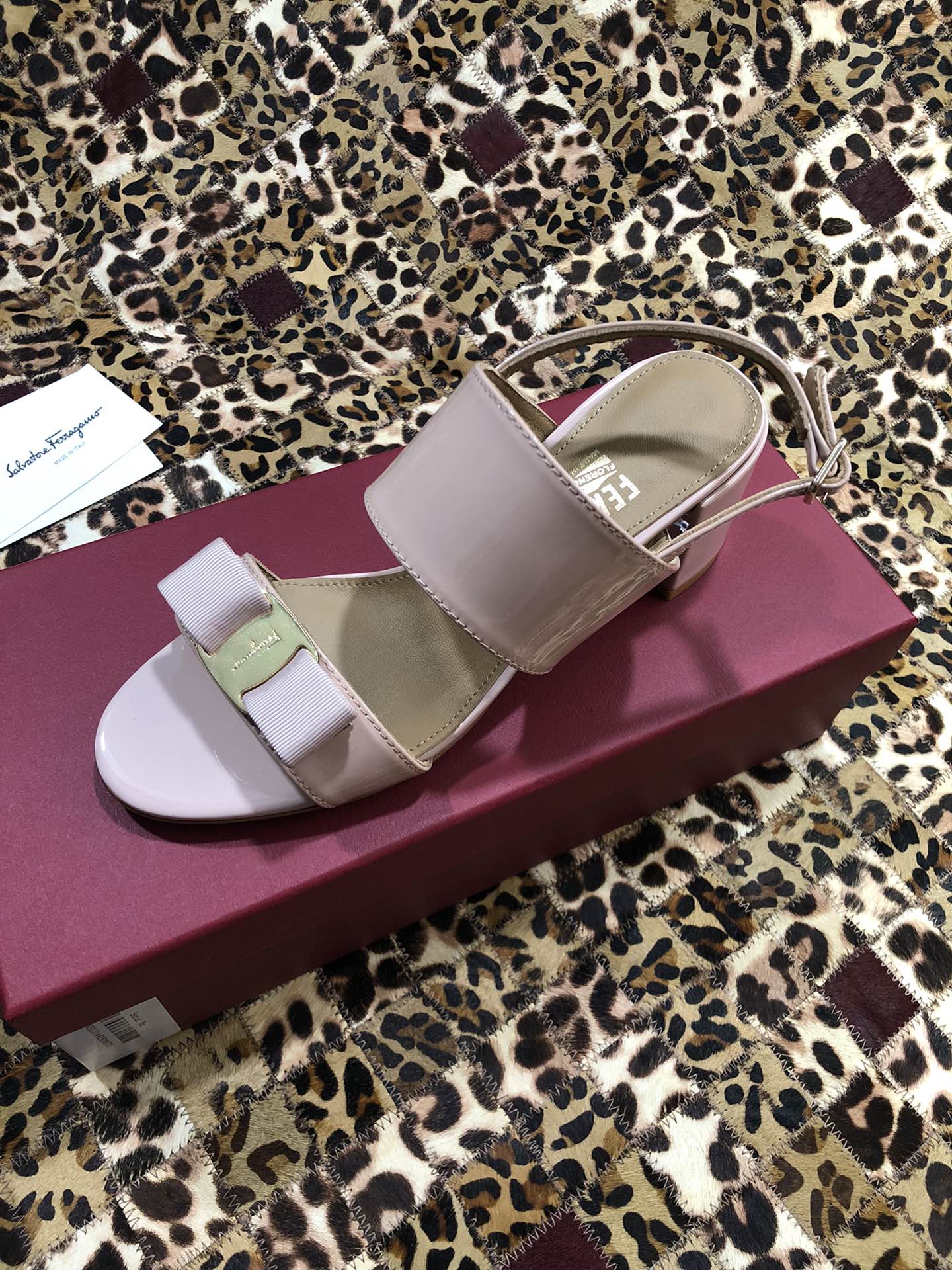 p250💰 👠👠👠👠SF 🎉🎉 🎉🎉 salvatore Ferragamo 菲拉格慕春夏款蝴蝶结一字带双带中粗跟凉鞋 ✔️这个夏天最抢眼的凉鞋，一字带加上经典缎带蝴蝶结，优雅显气质✔️踝带和粗跟设计可带来舒适的穿着体验。时尚而百搭，利落裤装和飘逸裙装均可轻松驾驭。 
🌱面料：牛漆皮 ➕混种羊皮内里 
🌱大底：真皮大底
🌱跟高： 5.5cm
🌱码数：34/35/36/37/38/39/40/41 （34.40.41定制不退换）