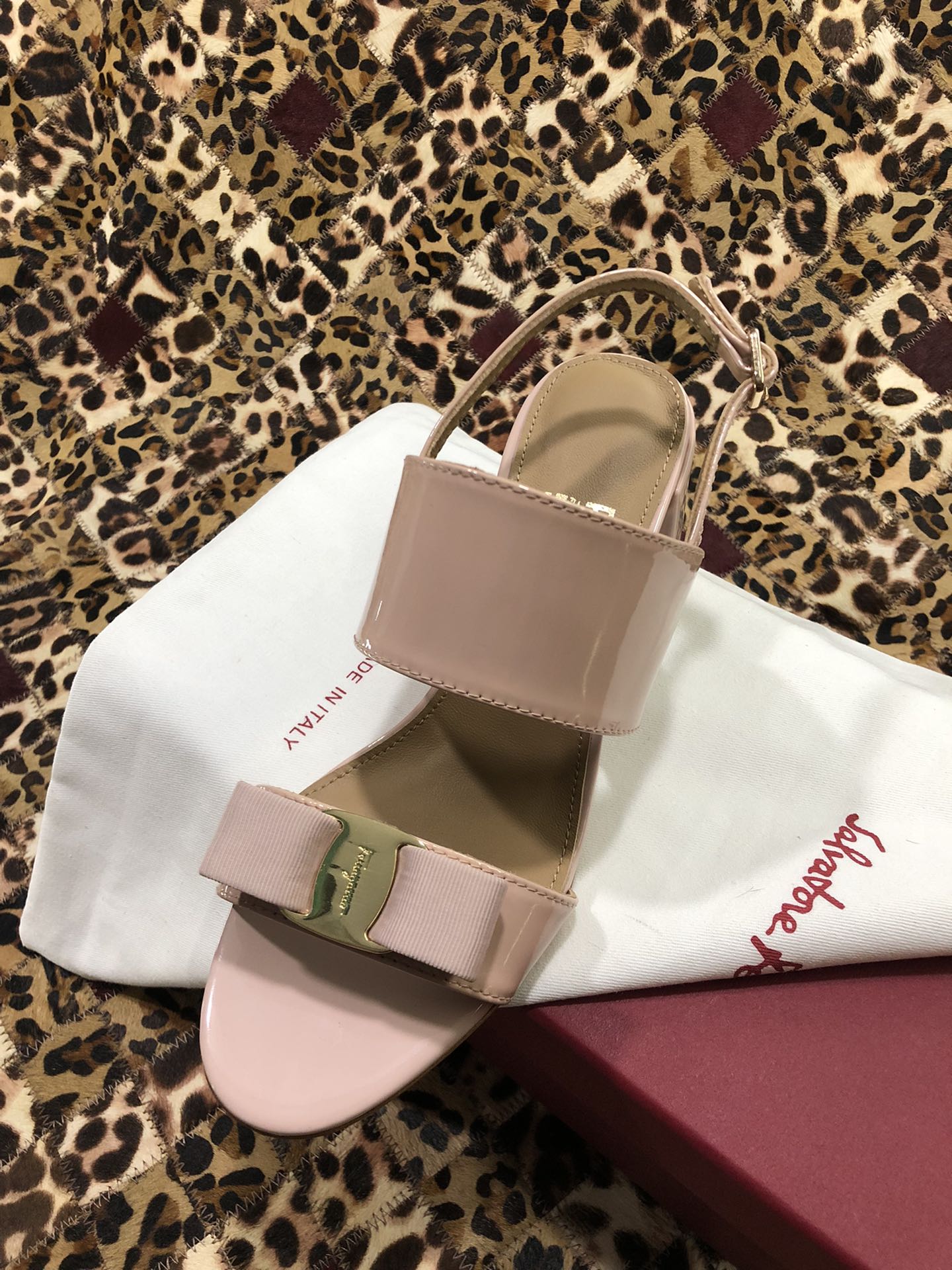 p250💰 👠👠👠👠SF 🎉🎉 🎉🎉 salvatore Ferragamo 菲拉格慕春夏款蝴蝶结一字带双带中粗跟凉鞋 ✔️这个夏天最抢眼的凉鞋，一字带加上经典缎带蝴蝶结，优雅显气质✔️踝带和粗跟设计可带来舒适的穿着体验。时尚而百搭，利落裤装和飘逸裙装均可轻松驾驭。 
🌱面料：牛漆皮 ➕混种羊皮内里 
🌱大底：真皮大底
🌱跟高： 5.5cm
🌱码数：34/35/36/37/38/39/40/41 （34.40.41定制不退换）