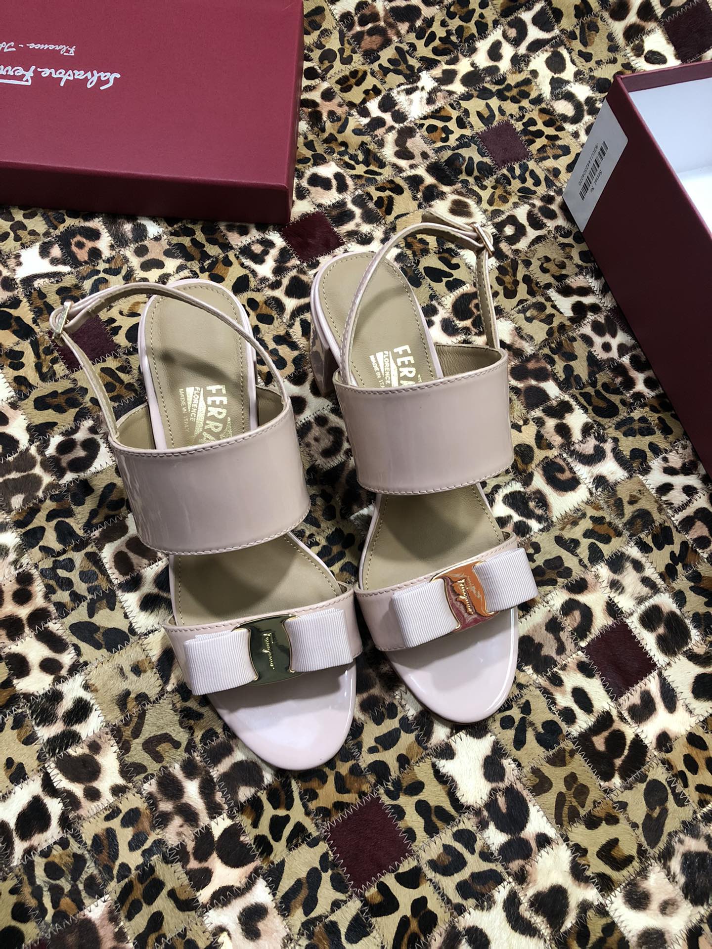p250💰 👠👠👠👠SF 🎉🎉 🎉🎉 salvatore Ferragamo 菲拉格慕春夏款蝴蝶结一字带双带中粗跟凉鞋 ✔️这个夏天最抢眼的凉鞋，一字带加上经典缎带蝴蝶结，优雅显气质✔️踝带和粗跟设计可带来舒适的穿着体验。时尚而百搭，利落裤装和飘逸裙装均可轻松驾驭。 
🌱面料：牛漆皮 ➕混种羊皮内里 
🌱大底：真皮大底
🌱跟高： 5.5cm
🌱码数：34/35/36/37/38/39/40/41 （34.40.41定制不退换）