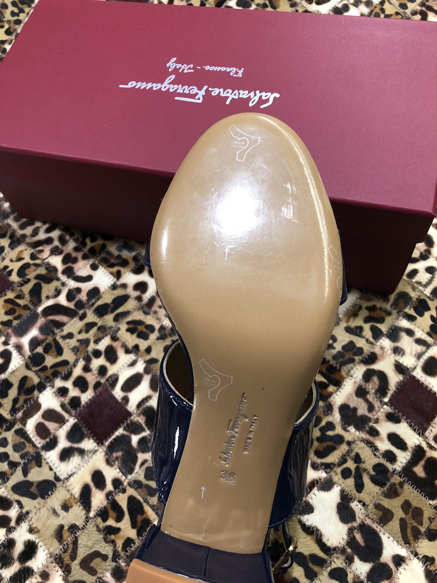 p250💰 👠👠👠👠SF 🎉🎉 🎉🎉 salvatore Ferragamo 菲拉格慕春夏款蝴蝶结一字带双带中粗跟凉鞋 ✔️这个夏天最抢眼的凉鞋，一字带加上经典缎带蝴蝶结，优雅显气质✔️踝带和粗跟设计可带来舒适的穿着体验。时尚而百搭，利落裤装和飘逸裙装均可轻松驾驭。 
🌱面料：牛漆皮 ➕混种羊皮内里 
🌱大底：真皮大底
🌱跟高： 5.5cm
🌱码数：34/35/36/37/38/39/40/41 （34.40.41定制不退换）