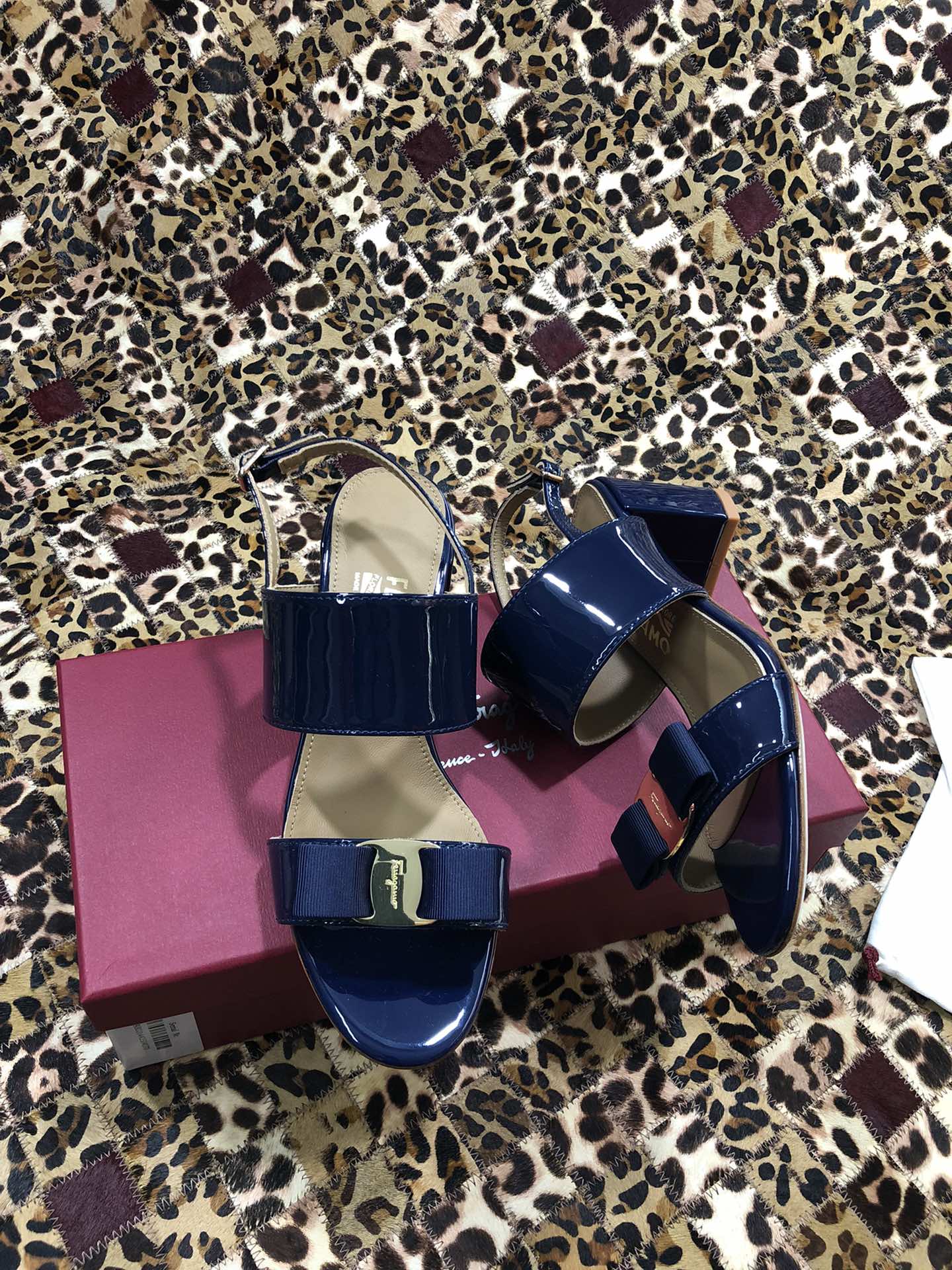 p250💰 👠👠👠👠SF 🎉🎉 🎉🎉 salvatore Ferragamo 菲拉格慕春夏款蝴蝶结一字带双带中粗跟凉鞋 ✔️这个夏天最抢眼的凉鞋，一字带加上经典缎带蝴蝶结，优雅显气质✔️踝带和粗跟设计可带来舒适的穿着体验。时尚而百搭，利落裤装和飘逸裙装均可轻松驾驭。 
🌱面料：牛漆皮 ➕混种羊皮内里 
🌱大底：真皮大底
🌱跟高： 5.5cm
🌱码数：34/35/36/37/38/39/40/41 （34.40.41定制不退换）