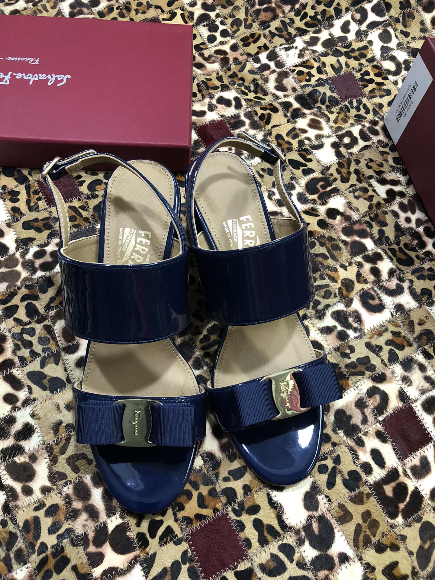 p250💰 👠👠👠👠SF 🎉🎉 🎉🎉 salvatore Ferragamo 菲拉格慕春夏款蝴蝶结一字带双带中粗跟凉鞋 ✔️这个夏天最抢眼的凉鞋，一字带加上经典缎带蝴蝶结，优雅显气质✔️踝带和粗跟设计可带来舒适的穿着体验。时尚而百搭，利落裤装和飘逸裙装均可轻松驾驭。 
🌱面料：牛漆皮 ➕混种羊皮内里 
🌱大底：真皮大底
🌱跟高： 5.5cm
🌱码数：34/35/36/37/38/39/40/41 （34.40.41定制不退换）