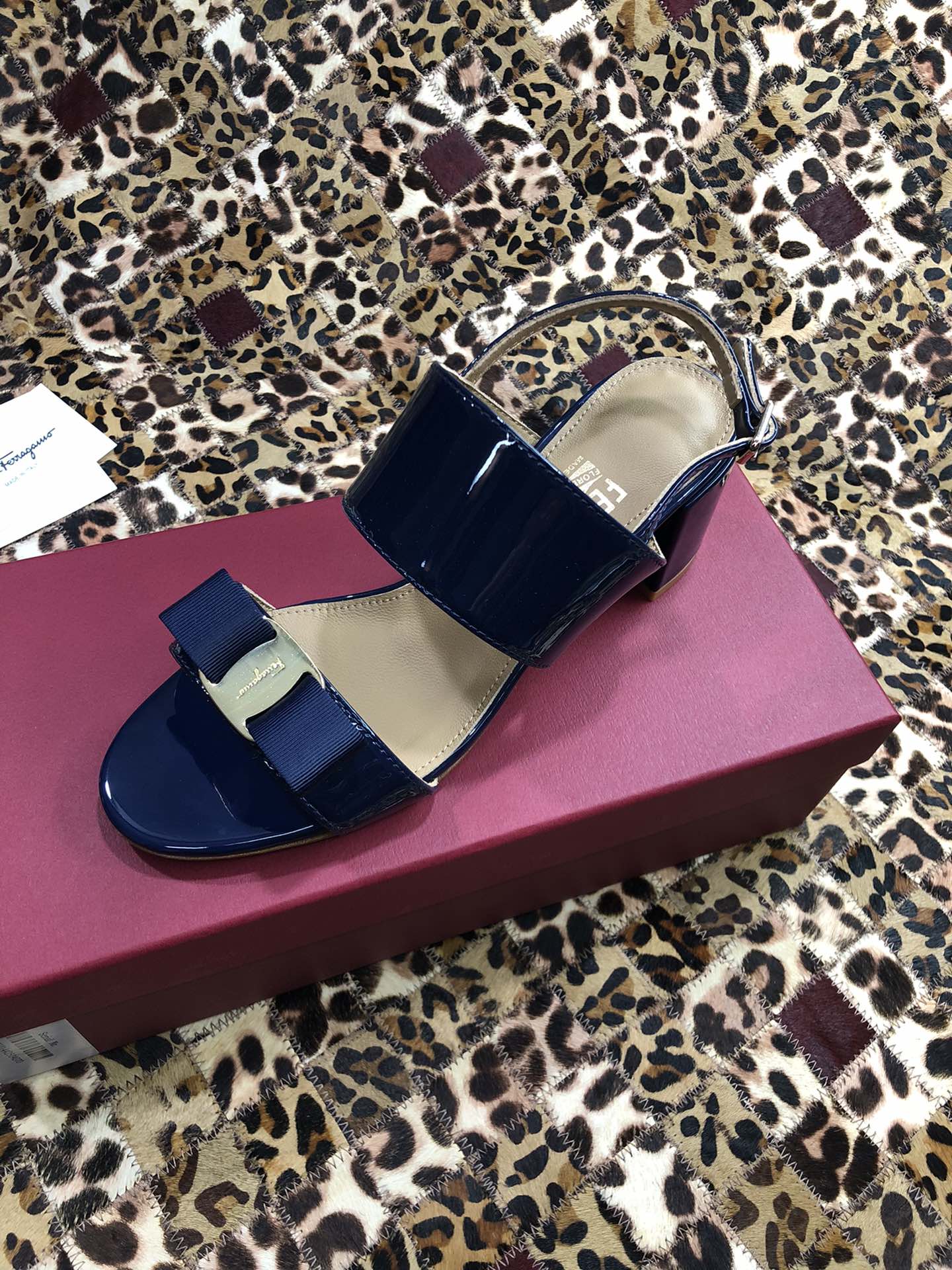 p250💰 👠👠👠👠SF 🎉🎉 🎉🎉 salvatore Ferragamo 菲拉格慕春夏款蝴蝶结一字带双带中粗跟凉鞋 ✔️这个夏天最抢眼的凉鞋，一字带加上经典缎带蝴蝶结，优雅显气质✔️踝带和粗跟设计可带来舒适的穿着体验。时尚而百搭，利落裤装和飘逸裙装均可轻松驾驭。 
🌱面料：牛漆皮 ➕混种羊皮内里 
🌱大底：真皮大底
🌱跟高： 5.5cm
🌱码数：34/35/36/37/38/39/40/41 （34.40.41定制不退换）
