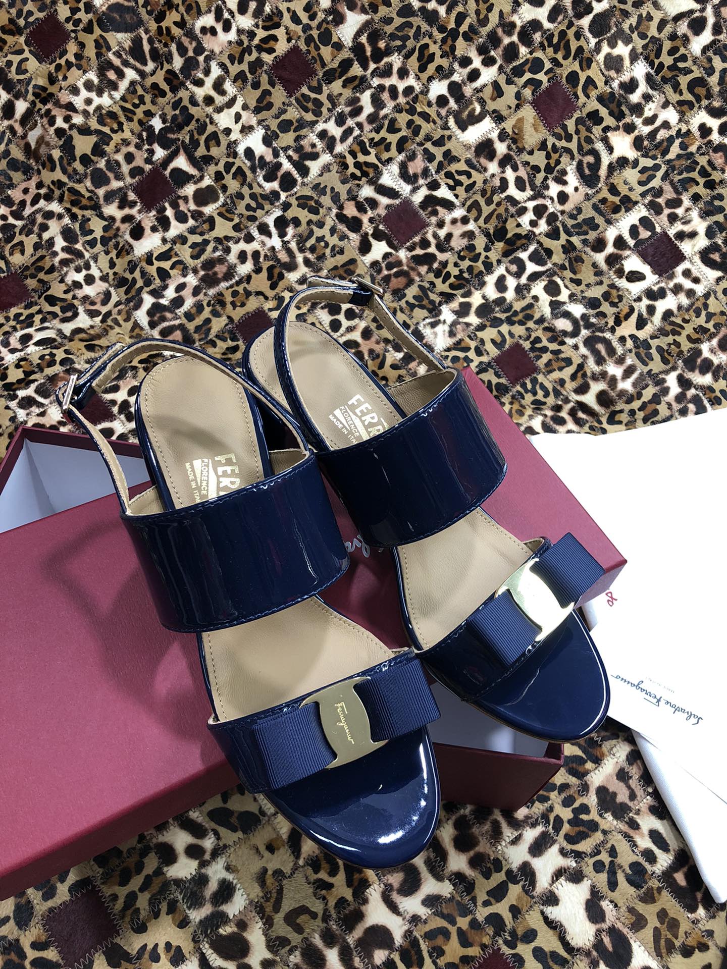 p250💰 👠👠👠👠SF 🎉🎉 🎉🎉 salvatore Ferragamo 菲拉格慕春夏款蝴蝶结一字带双带中粗跟凉鞋 ✔️这个夏天最抢眼的凉鞋，一字带加上经典缎带蝴蝶结，优雅显气质✔️踝带和粗跟设计可带来舒适的穿着体验。时尚而百搭，利落裤装和飘逸裙装均可轻松驾驭。 
🌱面料：牛漆皮 ➕混种羊皮内里 
🌱大底：真皮大底
🌱跟高： 5.5cm
🌱码数：34/35/36/37/38/39/40/41 （34.40.41定制不退换）