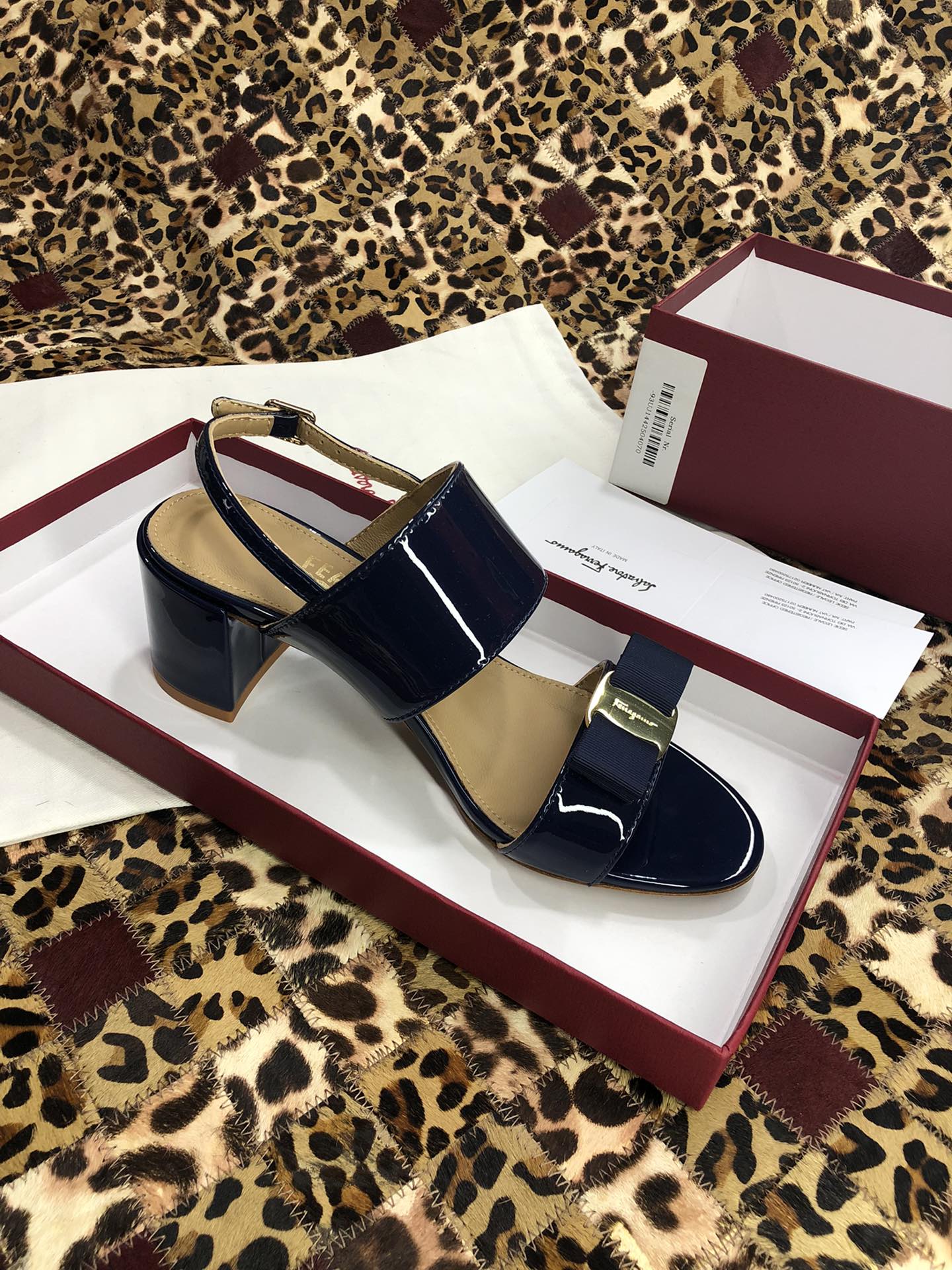 p250💰 👠👠👠👠SF 🎉🎉 🎉🎉 salvatore Ferragamo 菲拉格慕春夏款蝴蝶结一字带双带中粗跟凉鞋 ✔️这个夏天最抢眼的凉鞋，一字带加上经典缎带蝴蝶结，优雅显气质✔️踝带和粗跟设计可带来舒适的穿着体验。时尚而百搭，利落裤装和飘逸裙装均可轻松驾驭。 
🌱面料：牛漆皮 ➕混种羊皮内里 
🌱大底：真皮大底
🌱跟高： 5.5cm
🌱码数：34/35/36/37/38/39/40/41 （34.40.41定制不退换）