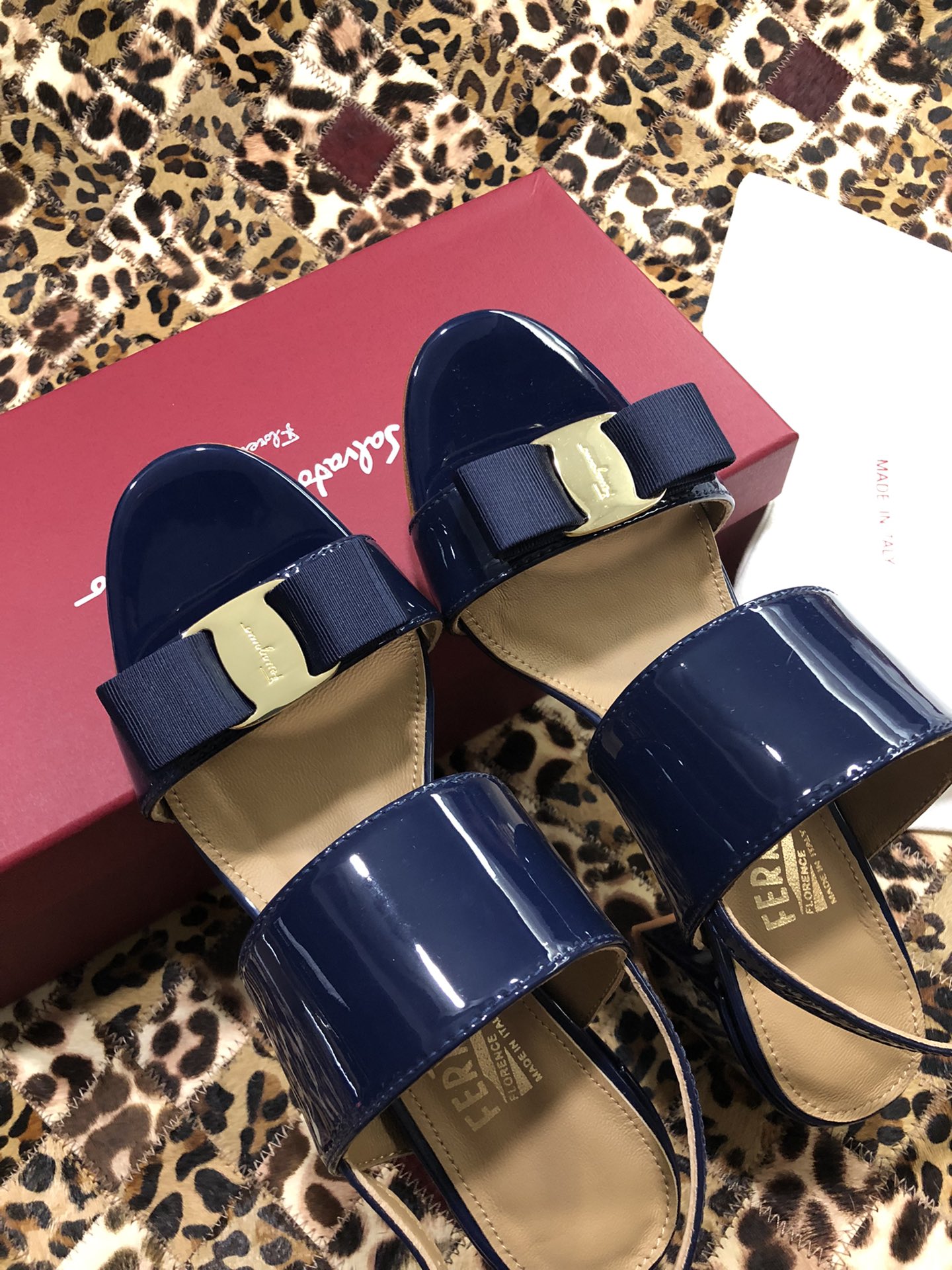 p250💰 👠👠👠👠SF 🎉🎉 🎉🎉 salvatore Ferragamo 菲拉格慕春夏款蝴蝶结一字带双带中粗跟凉鞋 ✔️这个夏天最抢眼的凉鞋，一字带加上经典缎带蝴蝶结，优雅显气质✔️踝带和粗跟设计可带来舒适的穿着体验。时尚而百搭，利落裤装和飘逸裙装均可轻松驾驭。 
🌱面料：牛漆皮 ➕混种羊皮内里 
🌱大底：真皮大底
🌱跟高： 5.5cm
🌱码数：34/35/36/37/38/39/40/41 （34.40.41定制不退换）