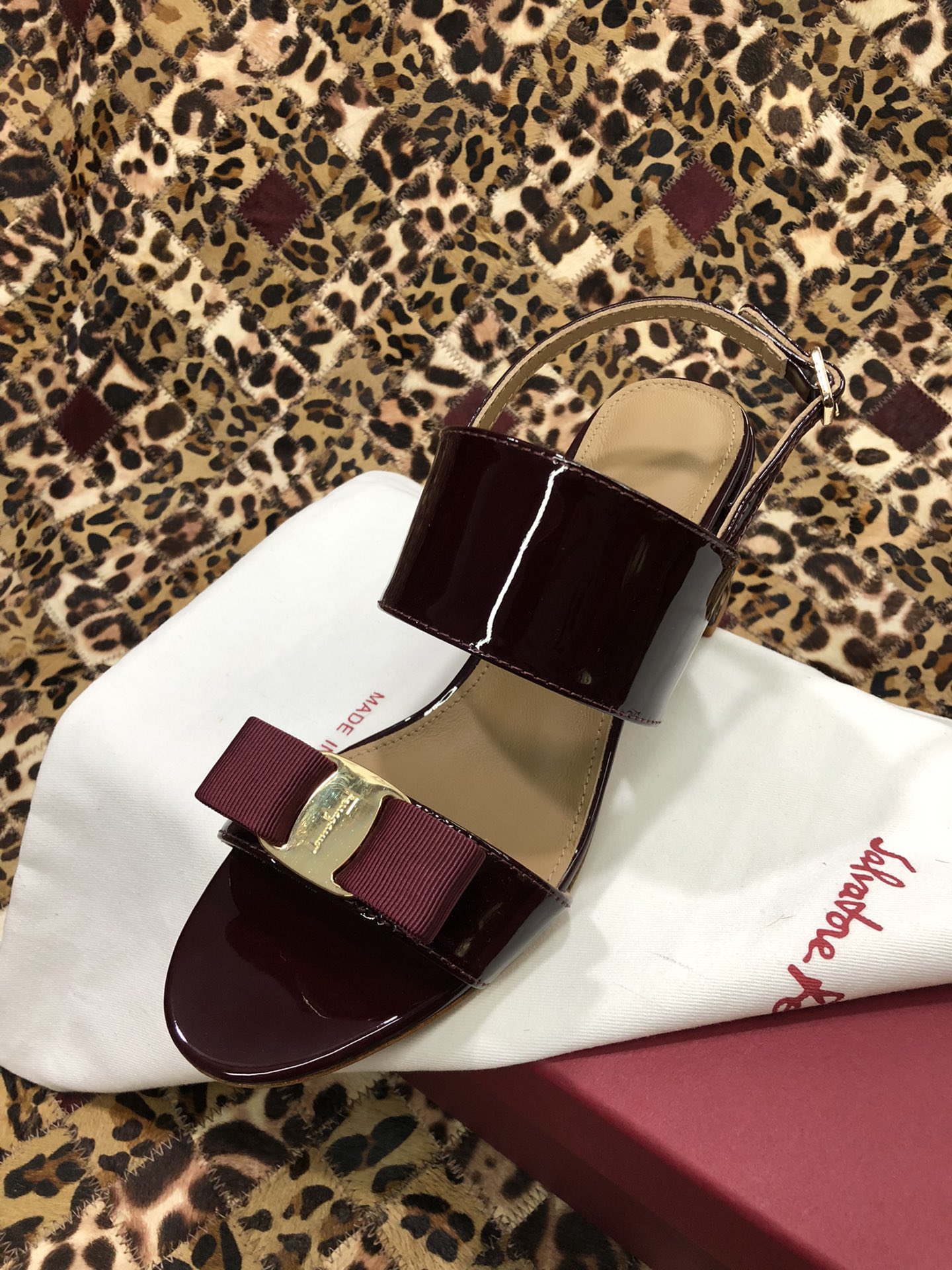 p250💰 👠👠👠👠SF 🎉🎉 🎉🎉 salvatore Ferragamo 菲拉格慕春夏款蝴蝶结一字带双带中粗跟凉鞋 ✔️这个夏天最抢眼的凉鞋，一字带加上经典缎带蝴蝶结，优雅显气质✔️踝带和粗跟设计可带来舒适的穿着体验。时尚而百搭，利落裤装和飘逸裙装均可轻松驾驭。 
🌱面料：牛漆皮 ➕混种羊皮内里 
🌱大底：真皮大底
🌱跟高： 5.5cm
🌱码数：34/35/36/37/38/39/40/41 （34.40.41定制不退换）