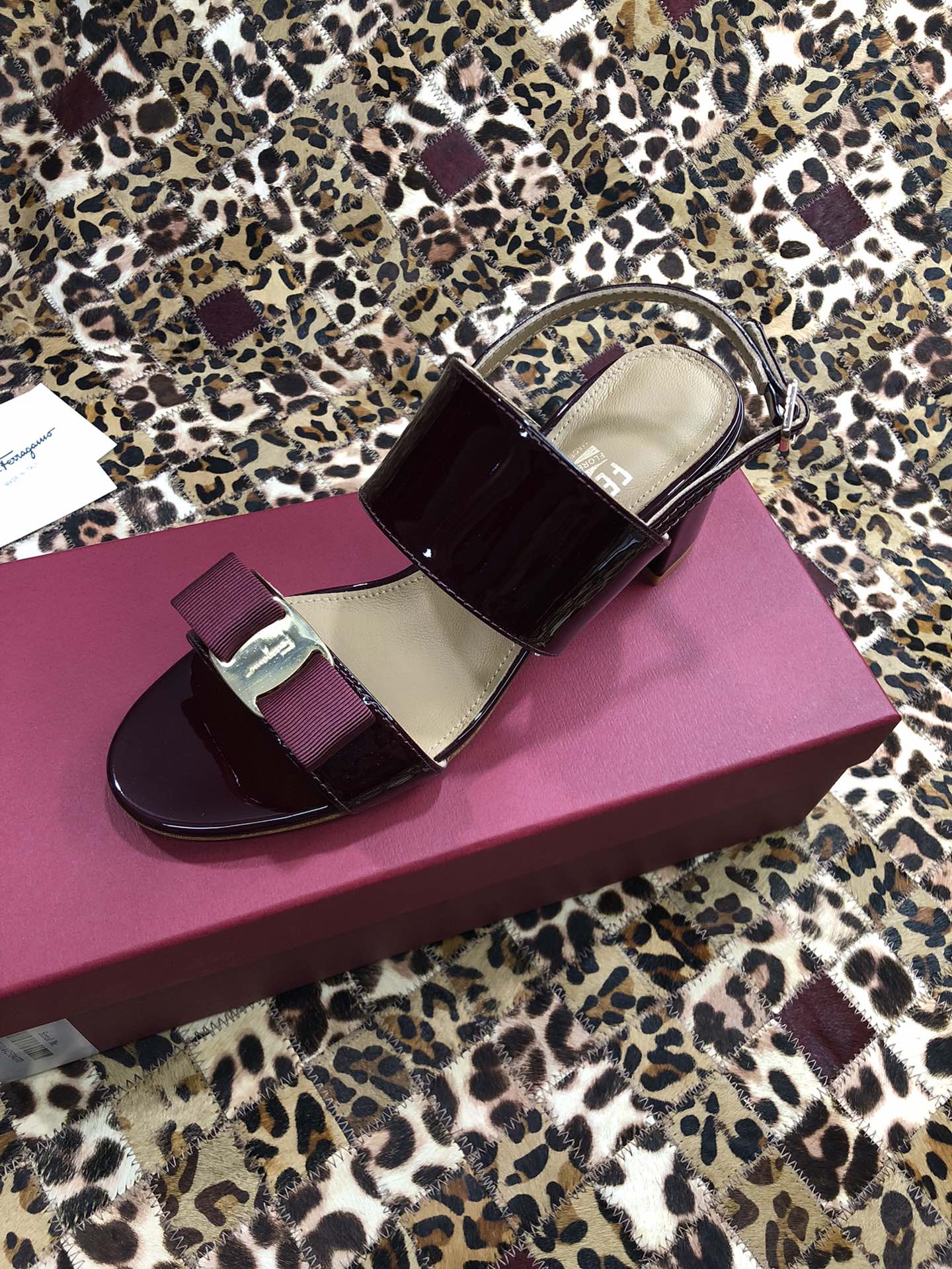 p250💰 👠👠👠👠SF 🎉🎉 🎉🎉 salvatore Ferragamo 菲拉格慕春夏款蝴蝶结一字带双带中粗跟凉鞋 ✔️这个夏天最抢眼的凉鞋，一字带加上经典缎带蝴蝶结，优雅显气质✔️踝带和粗跟设计可带来舒适的穿着体验。时尚而百搭，利落裤装和飘逸裙装均可轻松驾驭。 
🌱面料：牛漆皮 ➕混种羊皮内里 
🌱大底：真皮大底
🌱跟高： 5.5cm
🌱码数：34/35/36/37/38/39/40/41 （34.40.41定制不退换）