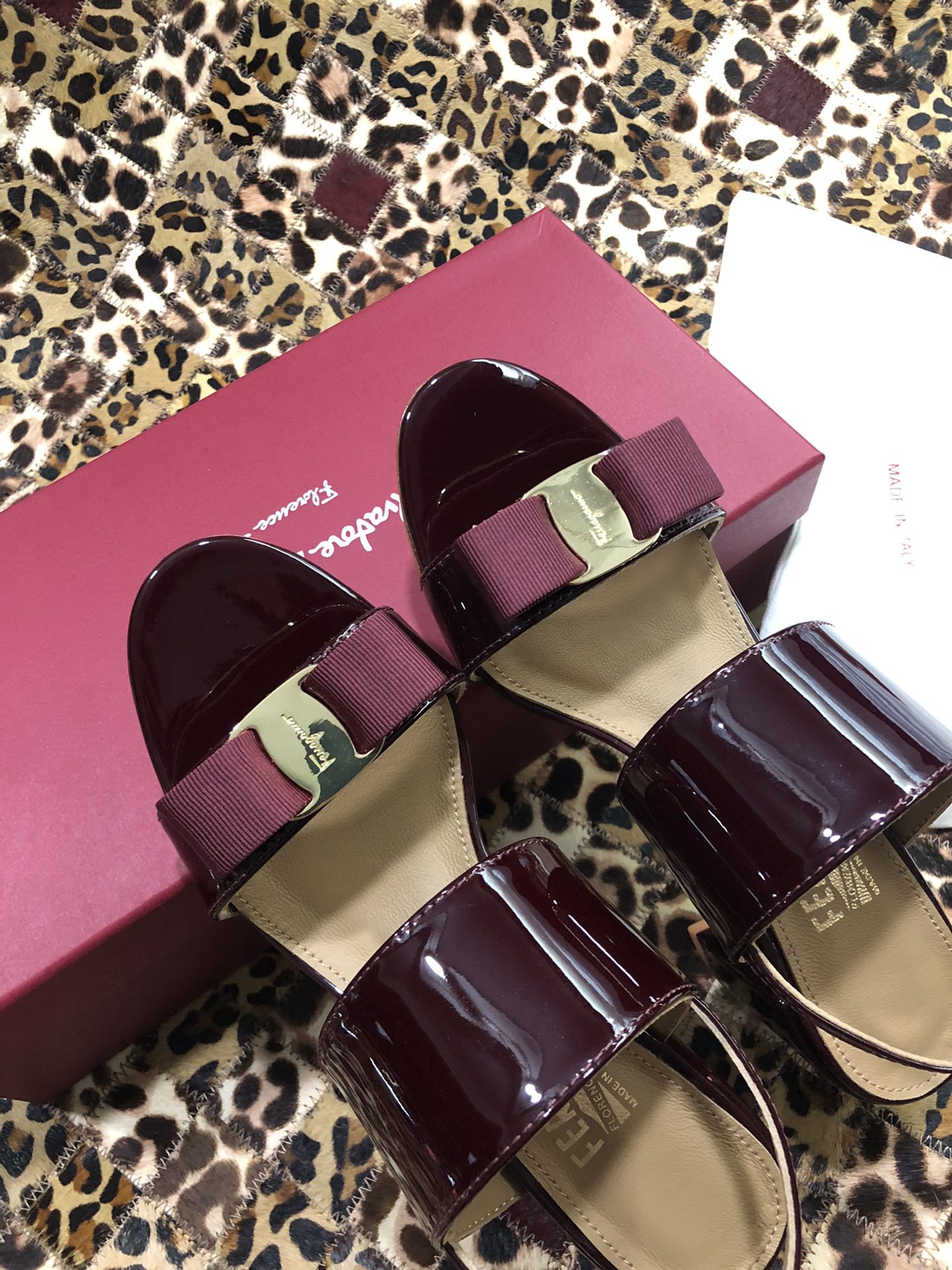 p250💰 👠👠👠👠SF 🎉🎉 🎉🎉 salvatore Ferragamo 菲拉格慕春夏款蝴蝶结一字带双带中粗跟凉鞋 ✔️这个夏天最抢眼的凉鞋，一字带加上经典缎带蝴蝶结，优雅显气质✔️踝带和粗跟设计可带来舒适的穿着体验。时尚而百搭，利落裤装和飘逸裙装均可轻松驾驭。 
🌱面料：牛漆皮 ➕混种羊皮内里 
🌱大底：真皮大底
🌱跟高： 5.5cm
🌱码数：34/35/36/37/38/39/40/41 （34.40.41定制不退换）