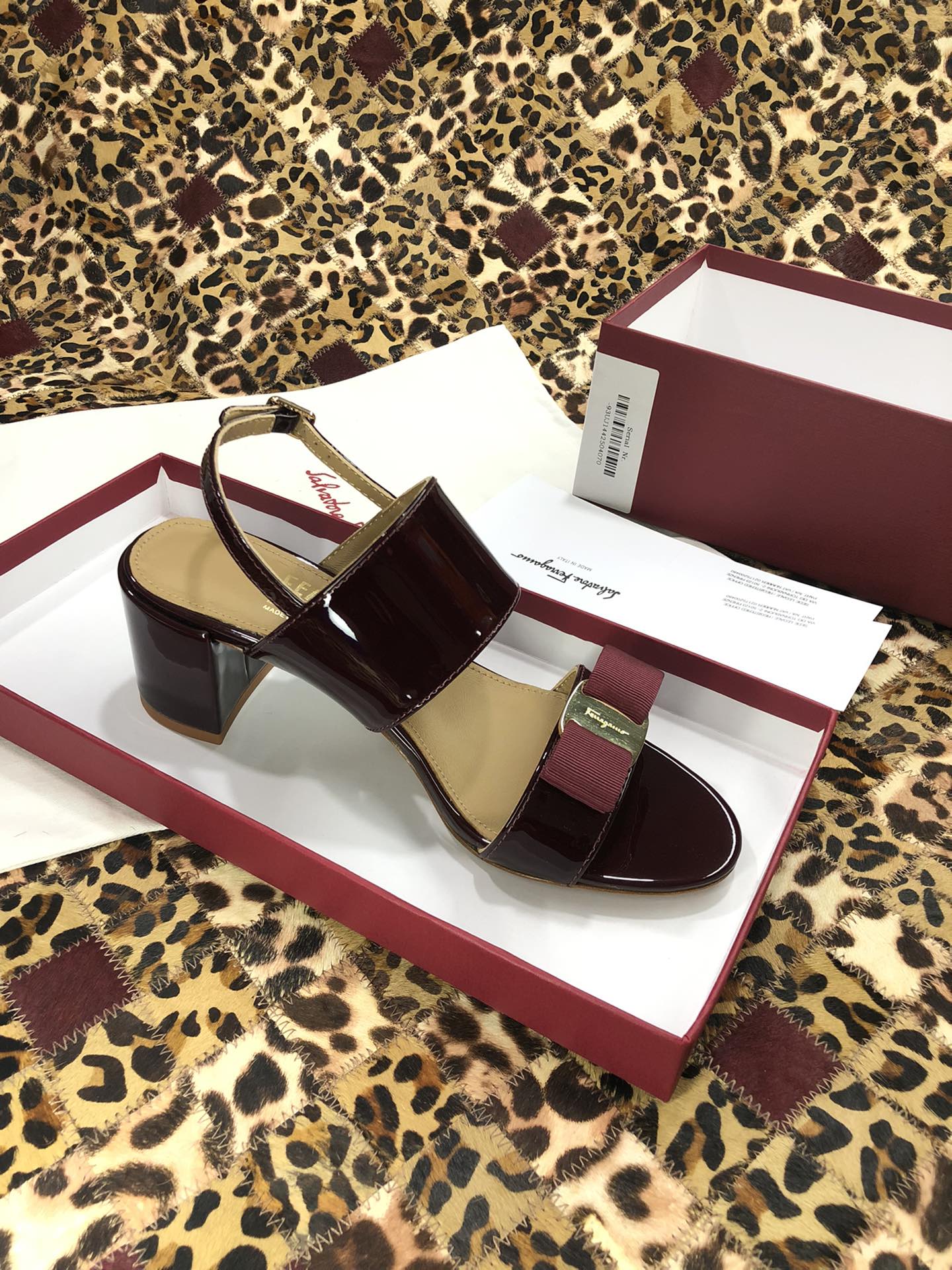 p250💰 👠👠👠👠SF 🎉🎉 🎉🎉 salvatore Ferragamo 菲拉格慕春夏款蝴蝶结一字带双带中粗跟凉鞋 ✔️这个夏天最抢眼的凉鞋，一字带加上经典缎带蝴蝶结，优雅显气质✔️踝带和粗跟设计可带来舒适的穿着体验。时尚而百搭，利落裤装和飘逸裙装均可轻松驾驭。 
🌱面料：牛漆皮 ➕混种羊皮内里 
🌱大底：真皮大底
🌱跟高： 5.5cm
🌱码数：34/35/36/37/38/39/40/41 （34.40.41定制不退换）