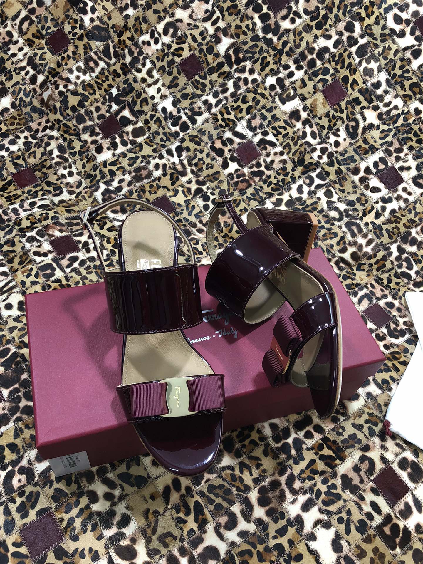 p250💰 👠👠👠👠SF 🎉🎉 🎉🎉 salvatore Ferragamo 菲拉格慕春夏款蝴蝶结一字带双带中粗跟凉鞋 ✔️这个夏天最抢眼的凉鞋，一字带加上经典缎带蝴蝶结，优雅显气质✔️踝带和粗跟设计可带来舒适的穿着体验。时尚而百搭，利落裤装和飘逸裙装均可轻松驾驭。 
🌱面料：牛漆皮 ➕混种羊皮内里 
🌱大底：真皮大底
🌱跟高： 5.5cm
🌱码数：34/35/36/37/38/39/40/41 （34.40.41定制不退换）